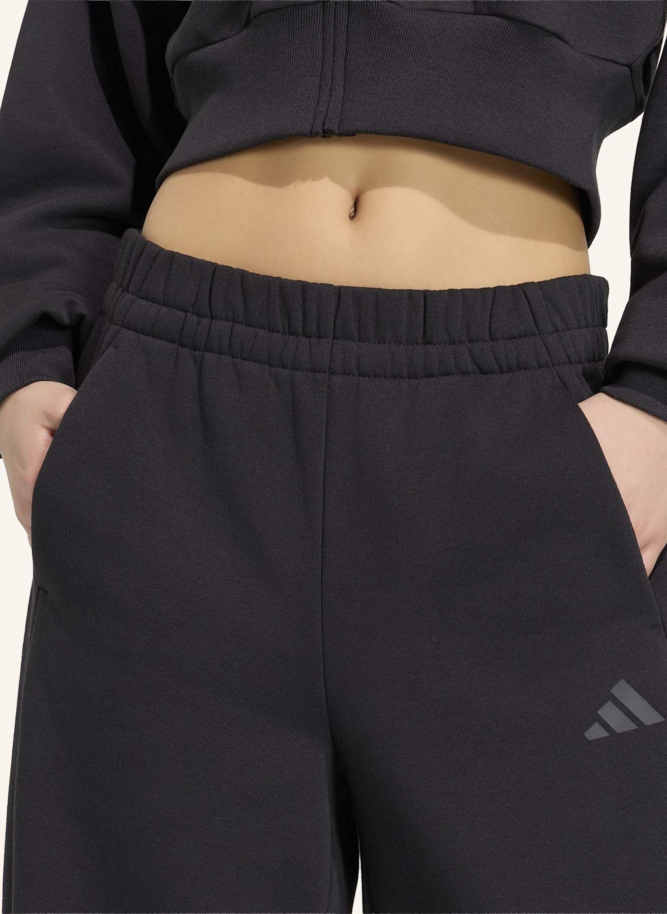 adidas ESSENTIALS CONTEMPORARY FLEECE HOSE MIT BARREL-BEIN: SCHWARZ