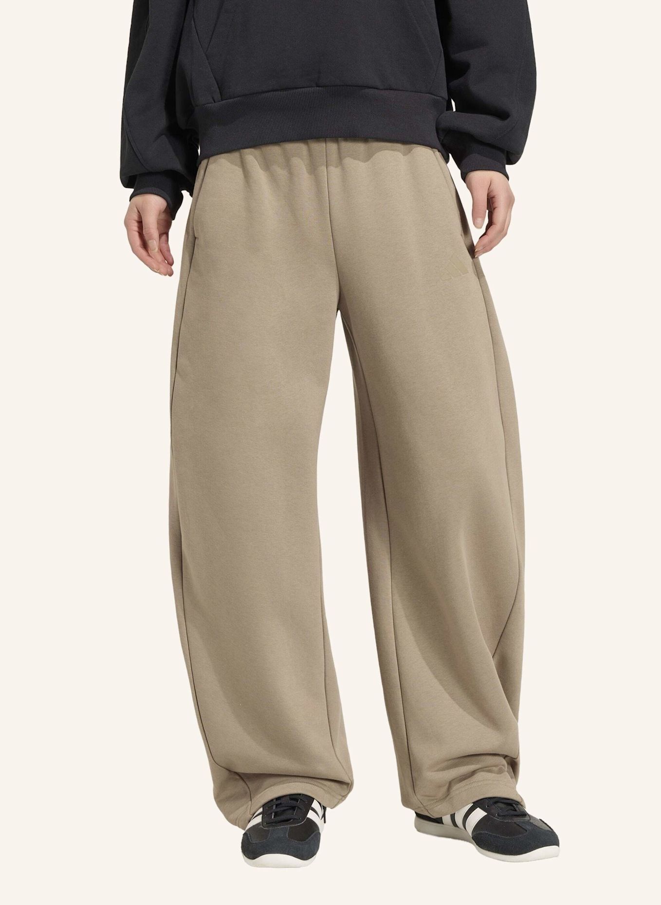 adidas ESSENTIALS CONTEMPORARY FLEECE HOSE MIT BARREL-BEIN: KHAKI