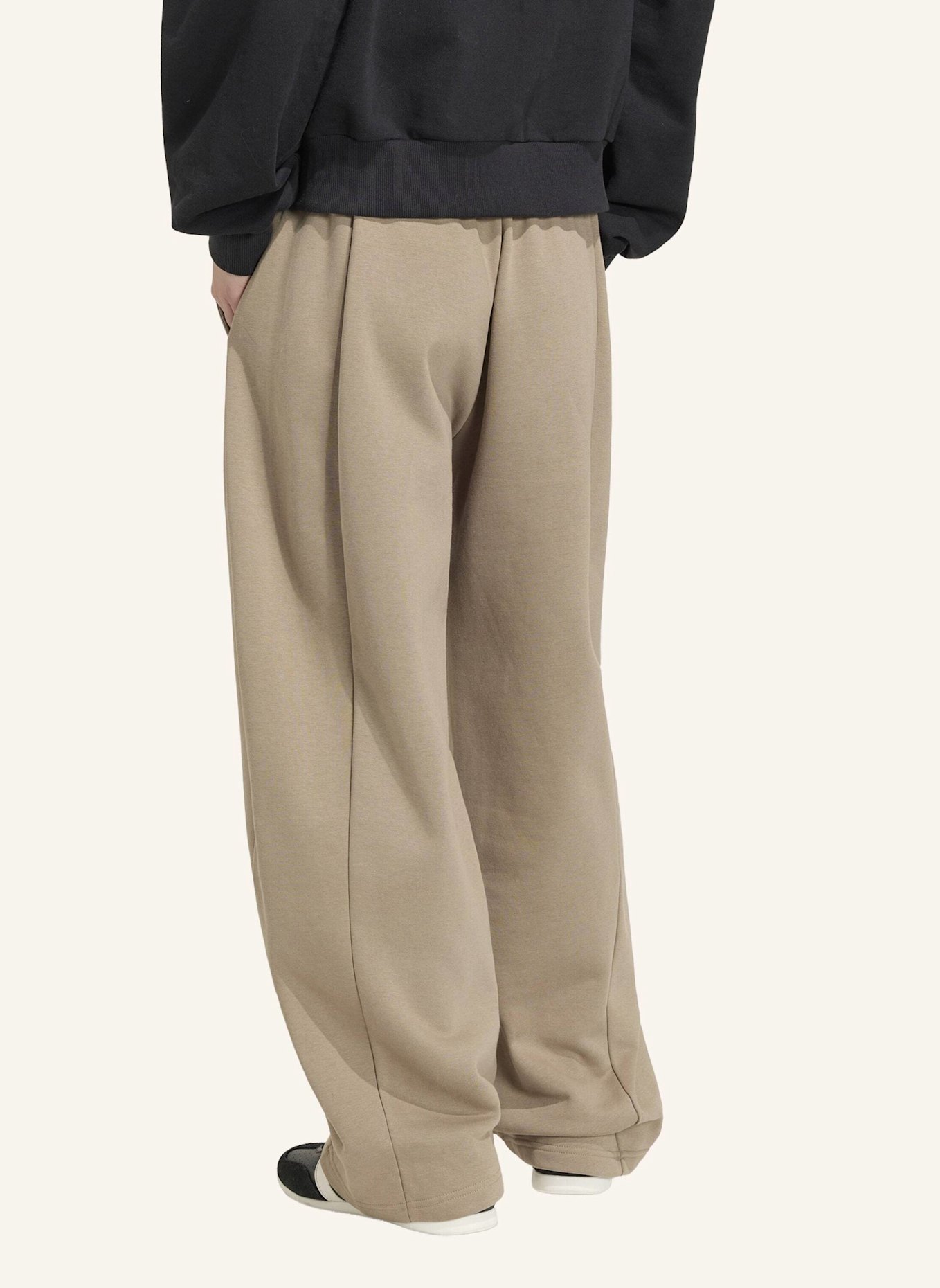 adidas ESSENTIALS CONTEMPORARY FLEECE HOSE MIT BARREL-BEIN: KHAKI