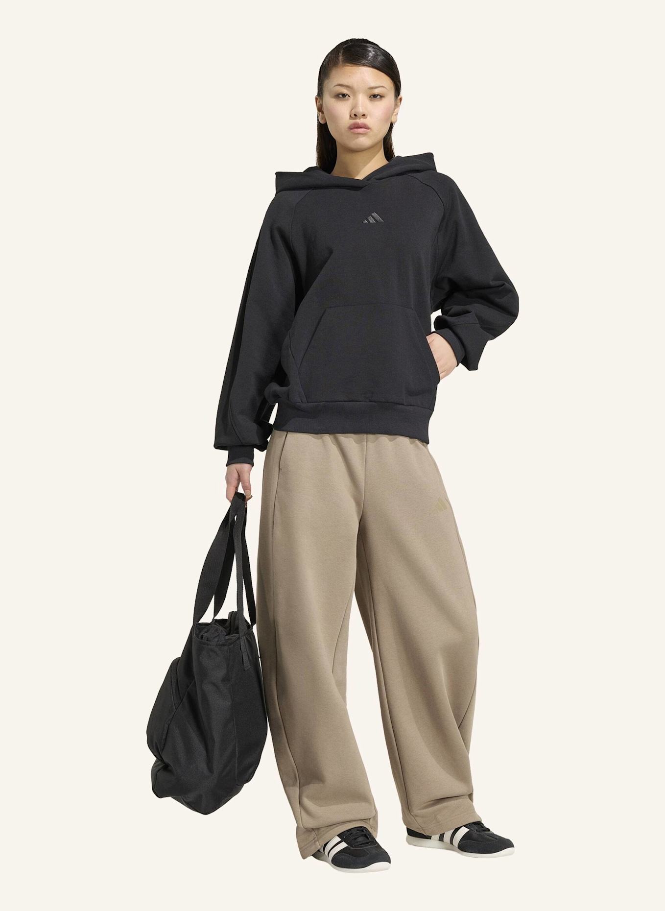 adidas ESSENTIALS CONTEMPORARY FLEECE HOSE MIT BARREL-BEIN: KHAKI