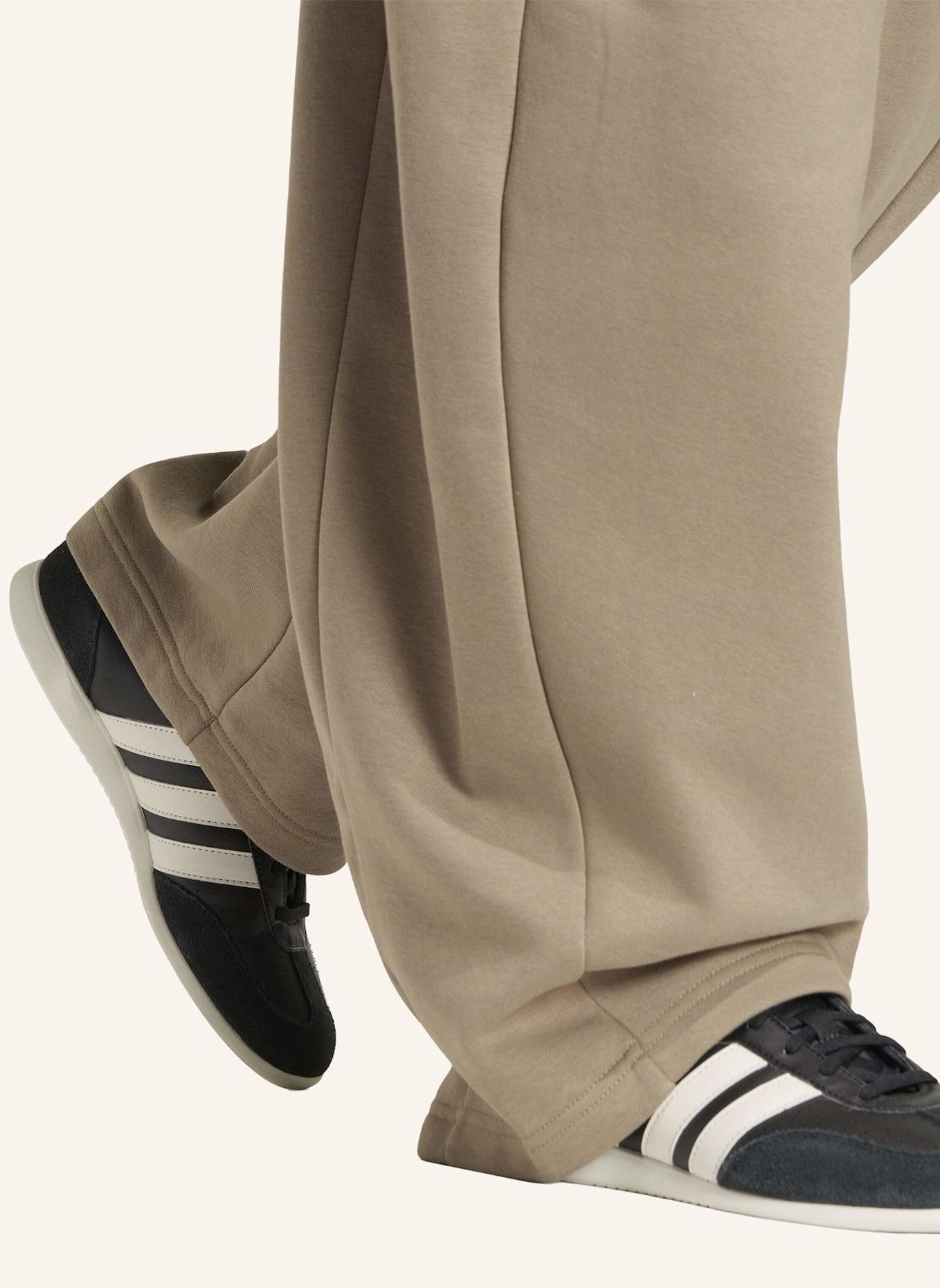 adidas ESSENTIALS CONTEMPORARY FLEECE HOSE MIT BARREL-BEIN: KHAKI
