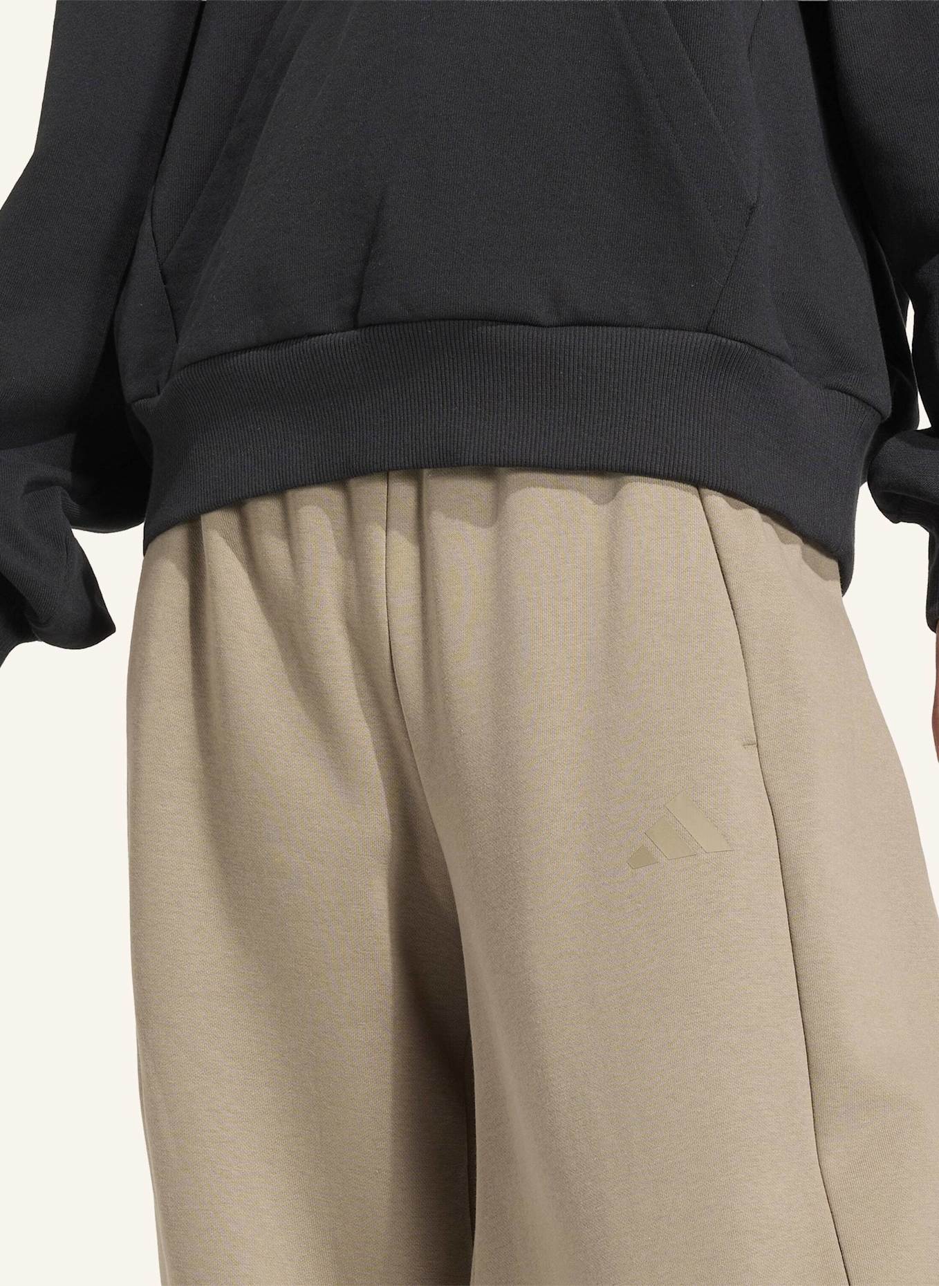 adidas ESSENTIALS CONTEMPORARY FLEECE HOSE MIT BARREL-BEIN: KHAKI