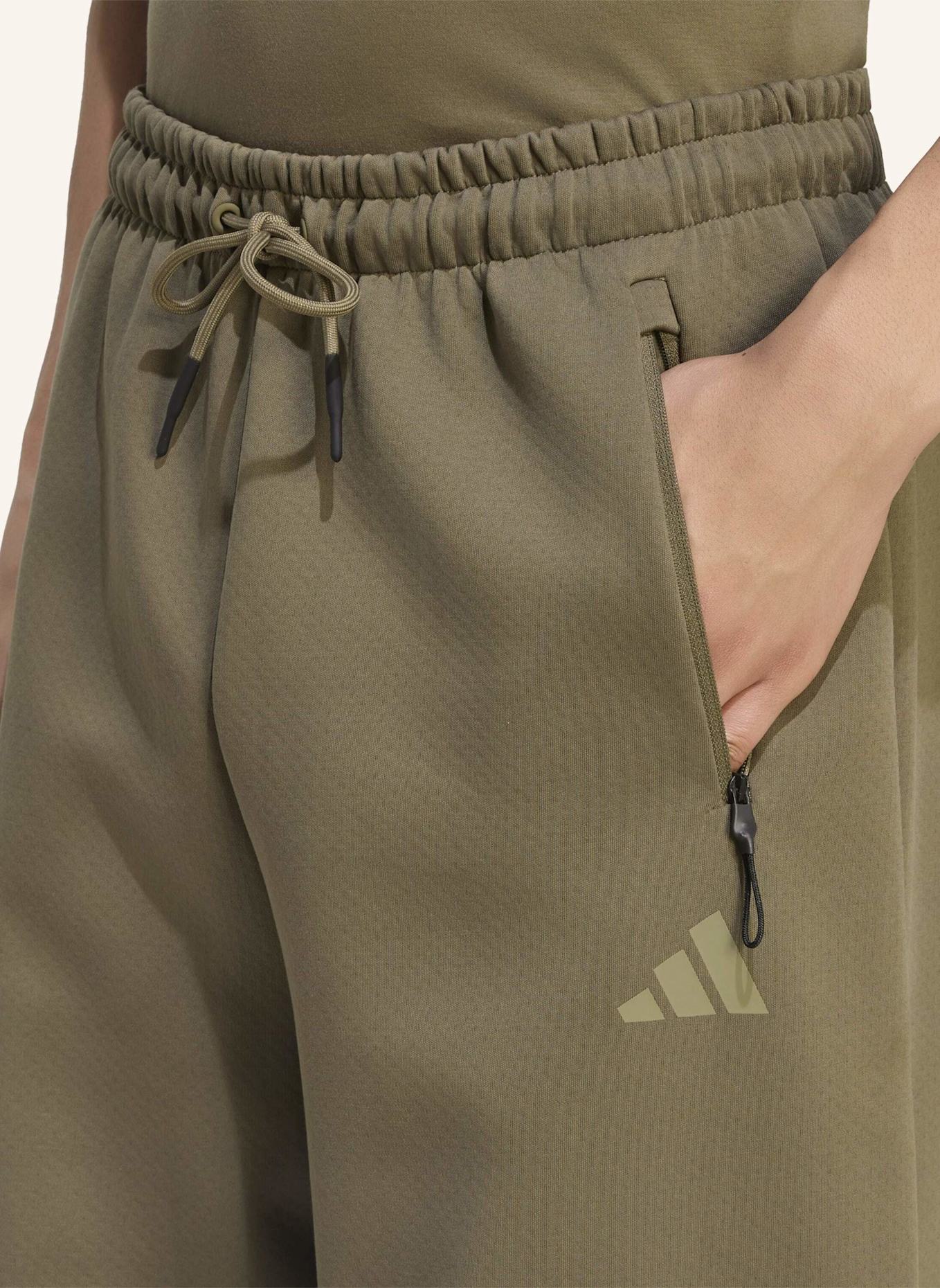 adidas ADIDAS Z.N.E. HOSE OFFENER SAUM: GRÜN