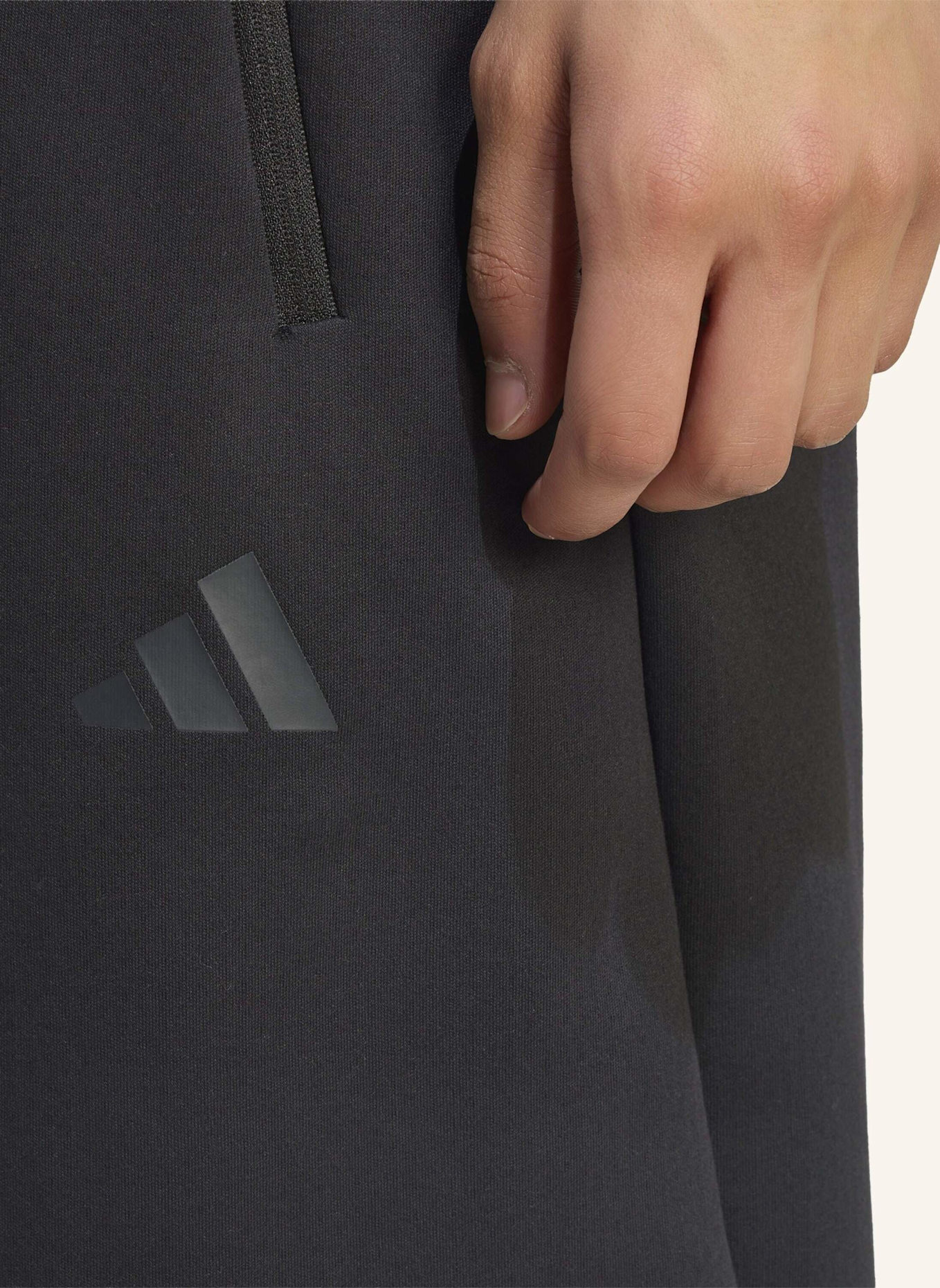 adidas ADIDAS Z.N.E. HOSE OFFENER SAUM: SCHWARZ
