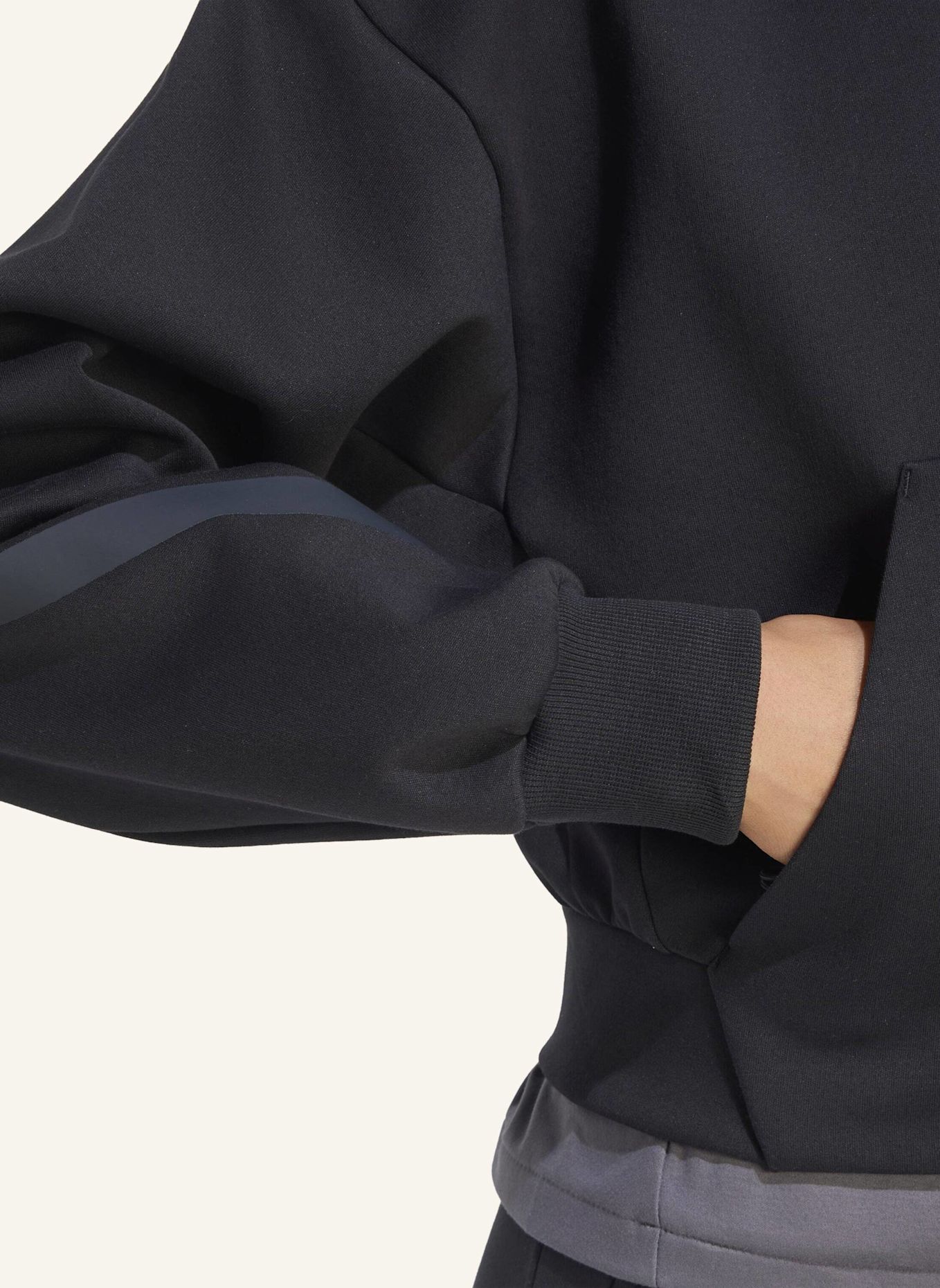 adidas ADIDAS Z.N.E. SWEATSHIRT, KÜRZER GESCHNITTEN, DURCHGEHENDER REISSVERSCHLUSS: SCHWARZ