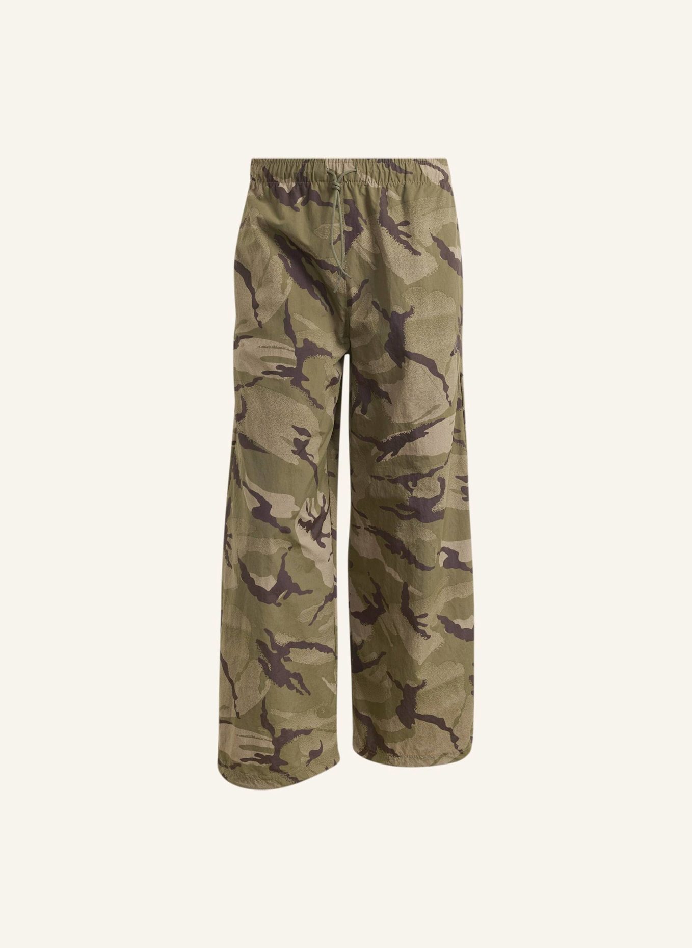adidas SEASONAL ESSENTIALS PARACHUTE-HOSE, GEWEBT, CAMO: BRAUN/ GRÜN