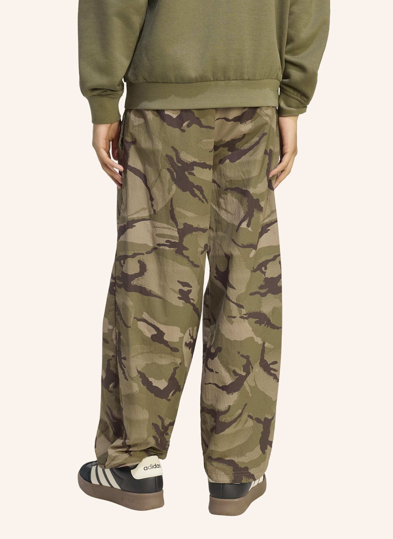 adidas SEASONAL ESSENTIALS PARACHUTE-HOSE, GEWEBT, CAMO: BRAUN/ GRÜN