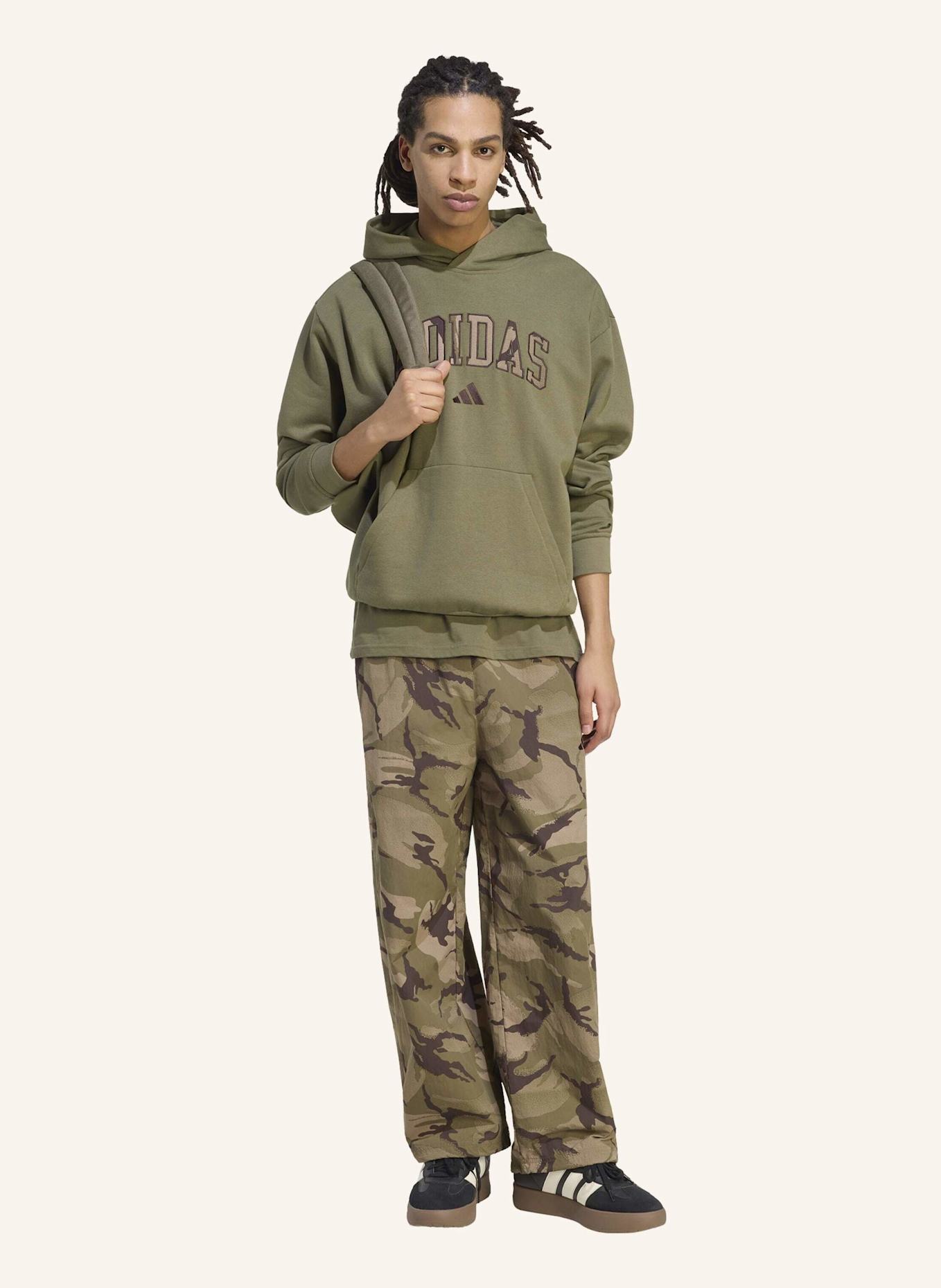 adidas SEASONAL ESSENTIALS PARACHUTE-HOSE, GEWEBT, CAMO: BRAUN/ GRÜN