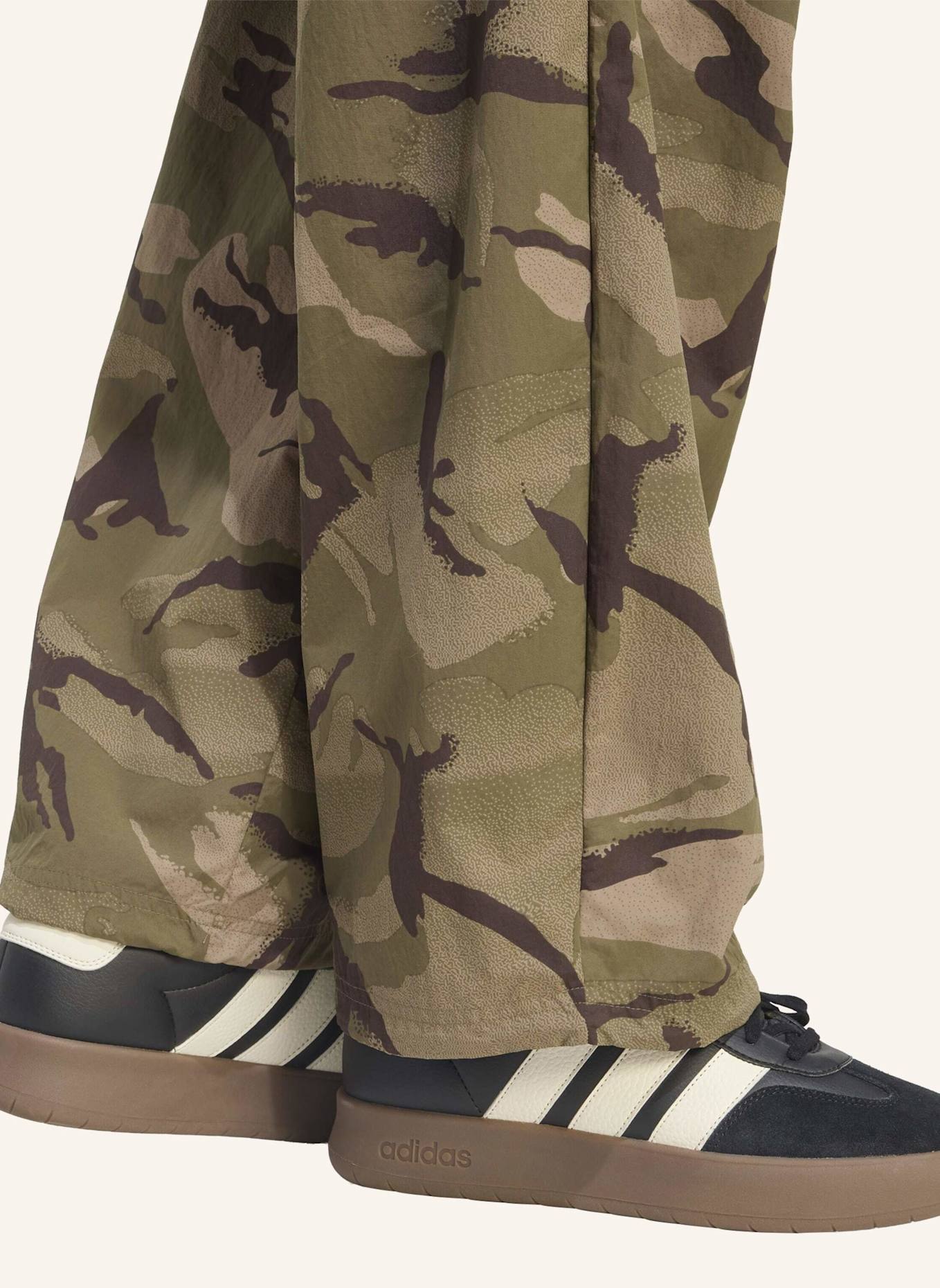 adidas SEASONAL ESSENTIALS PARACHUTE-HOSE, GEWEBT, CAMO: BRAUN/ GRÜN