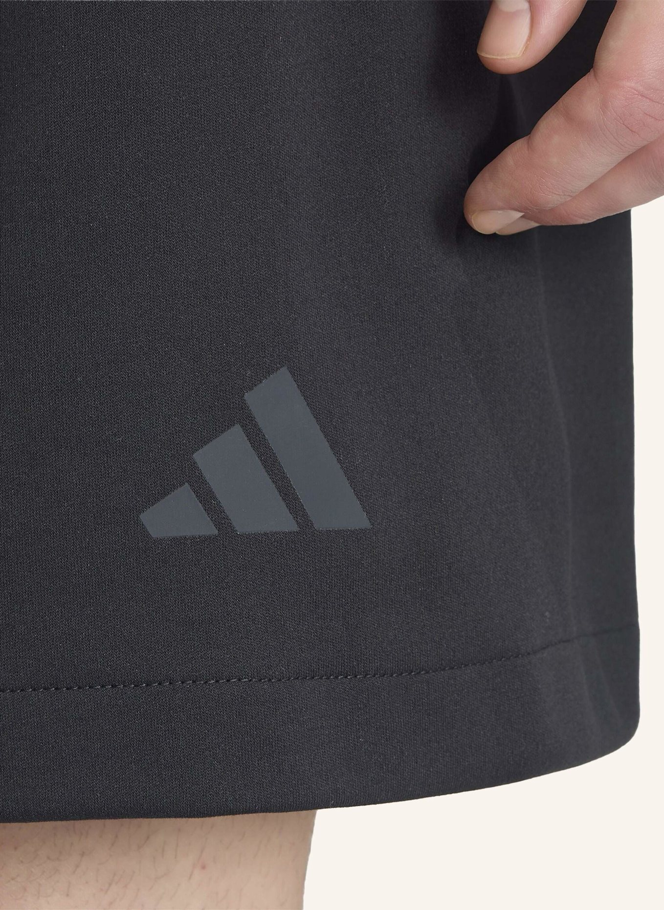 adidas ADIDAS Z.N.E. SHORTS: SCHWARZ