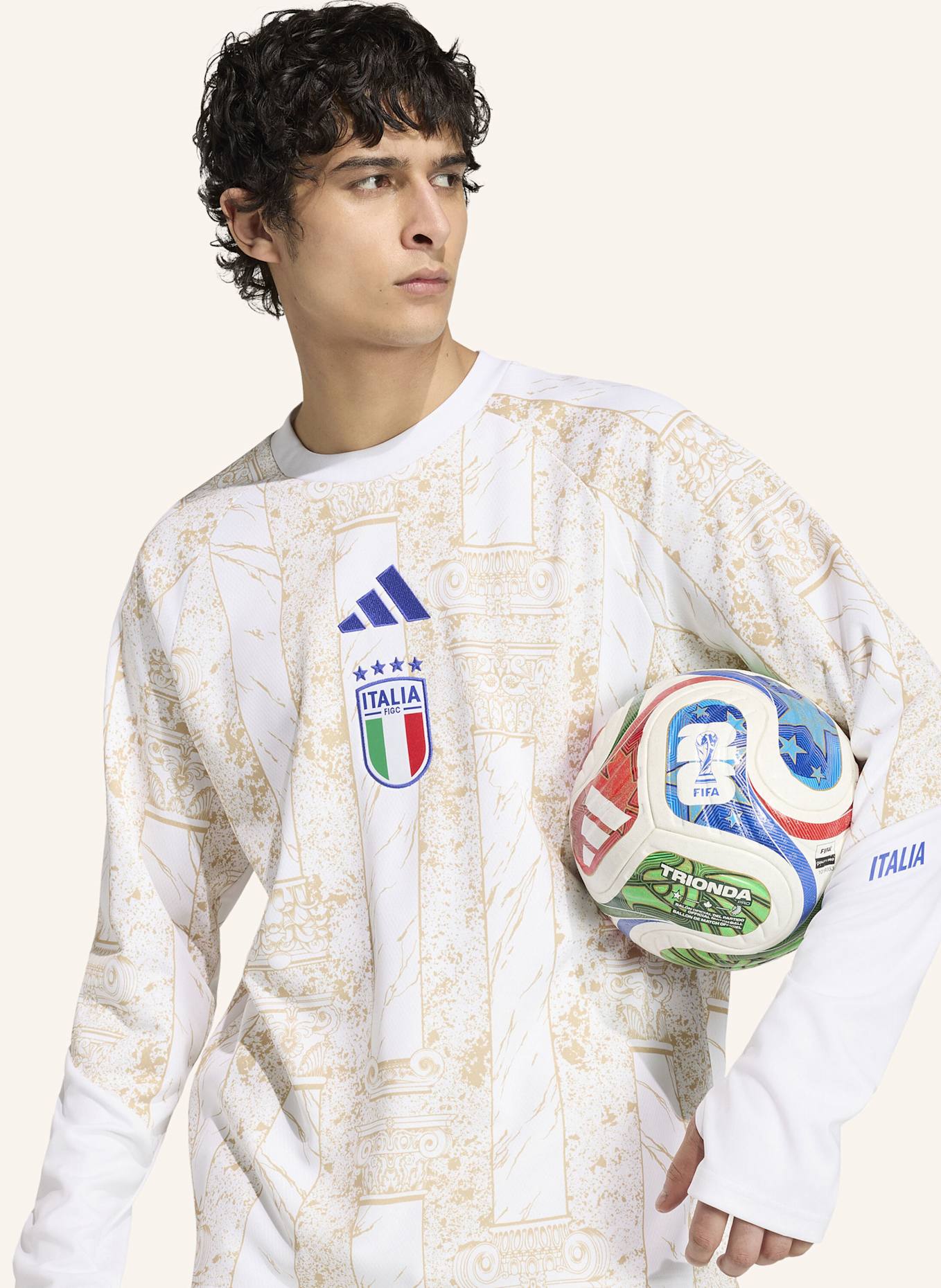adidas ITALIEN 26 PRE-MATCH HEIMSWEATSHIRT: WEISS/ BEIGE