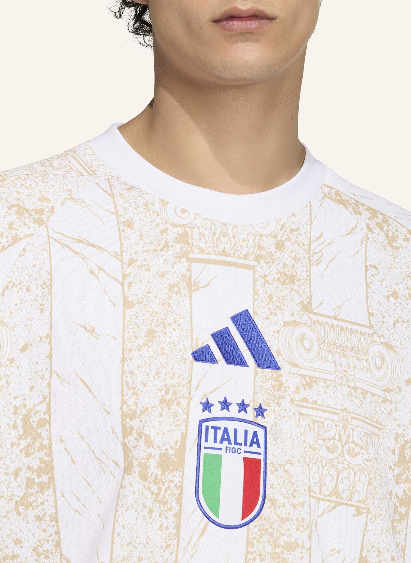 adidas ITALIEN 26 PRE-MATCH HEIMSWEATSHIRT: WEISS/ BEIGE