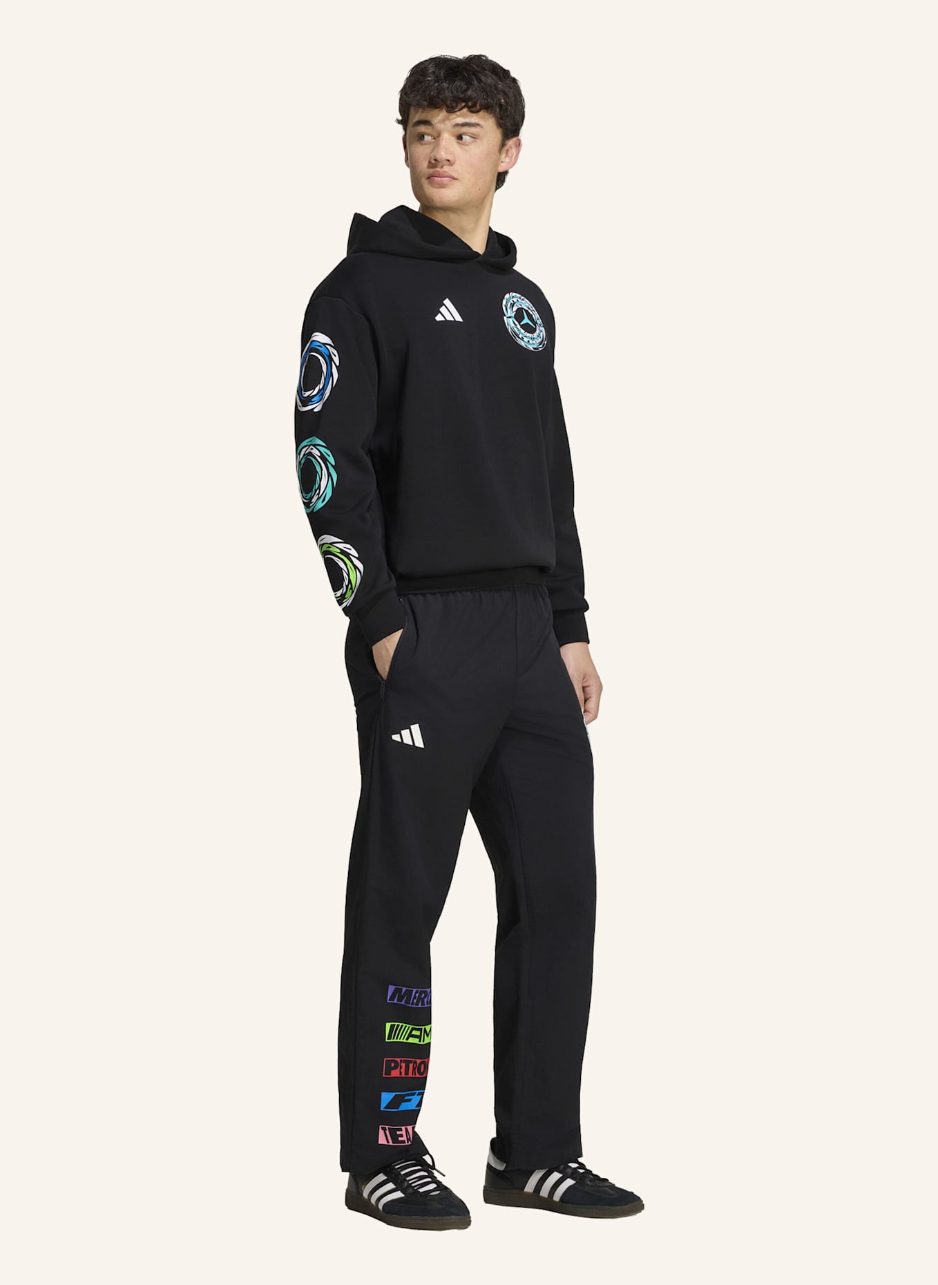 adidas MERCEDES AMG PETRONAS FORMULA 1 TEAM LIGHTS ON HOODIE: SCHWARZ