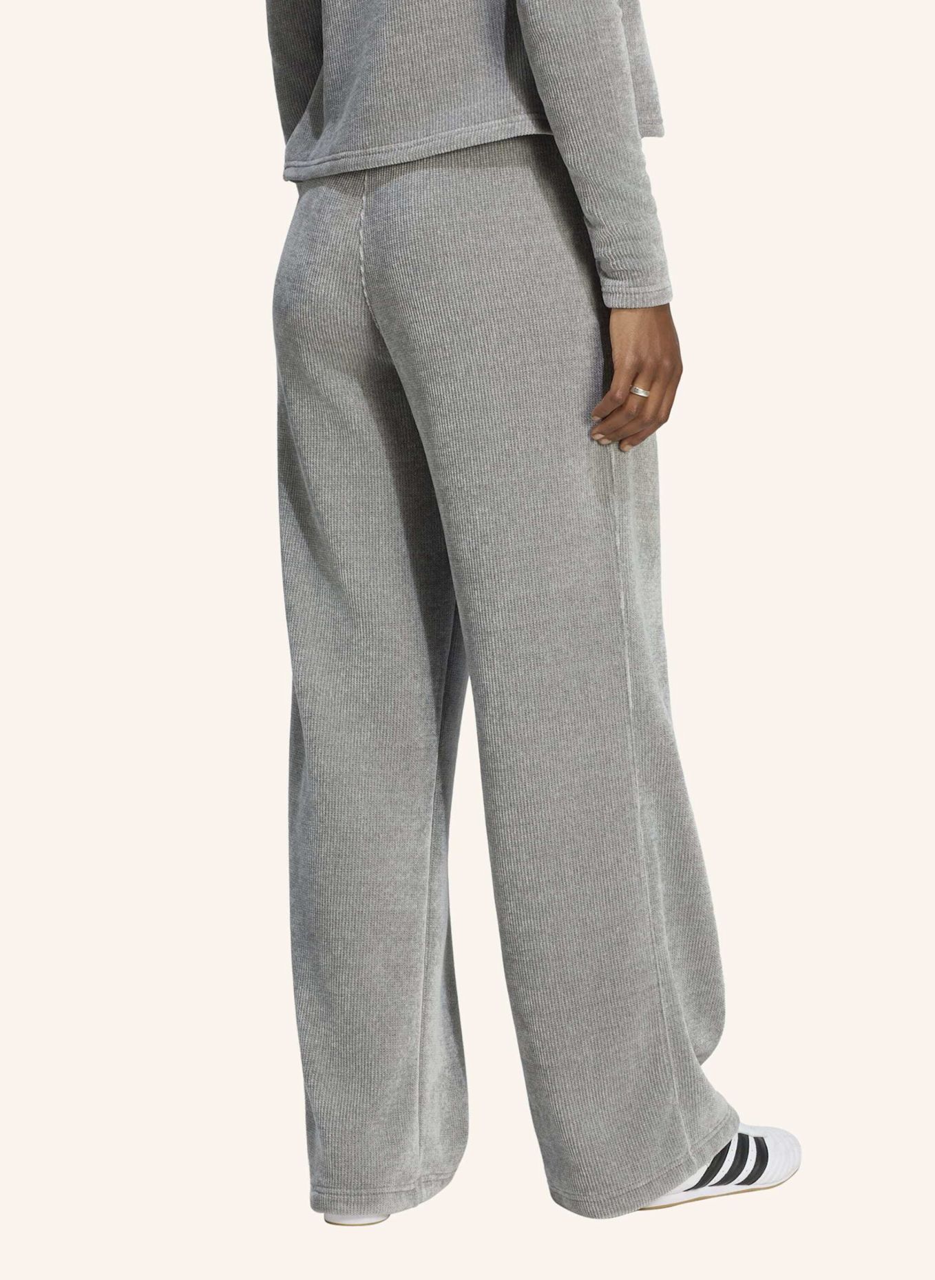 adidas Originals PREM ESS CHENILLE FL WL PANTS: GRAU