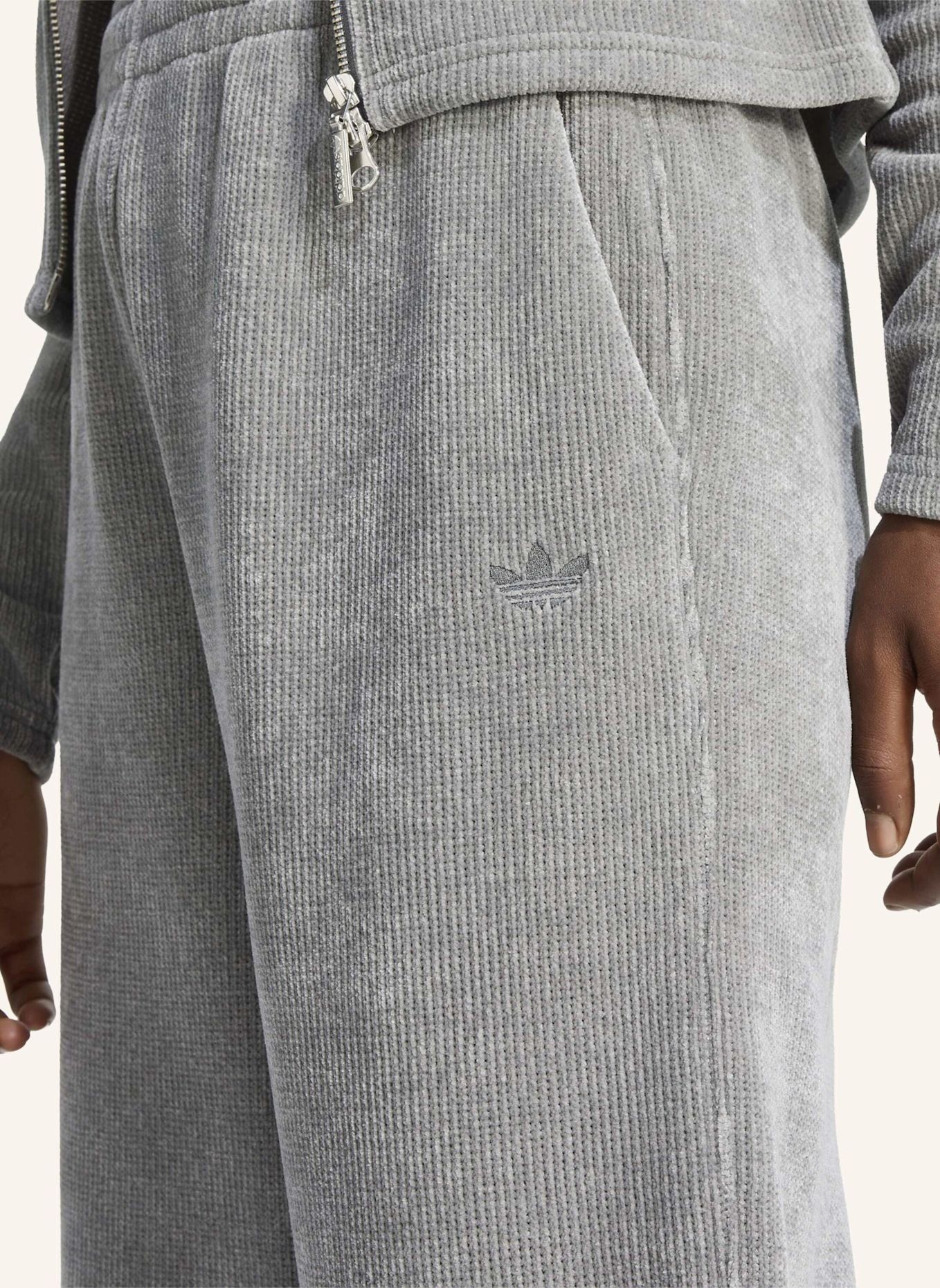 adidas Originals PREM ESS CHENILLE FL WL PANTS: GRAU