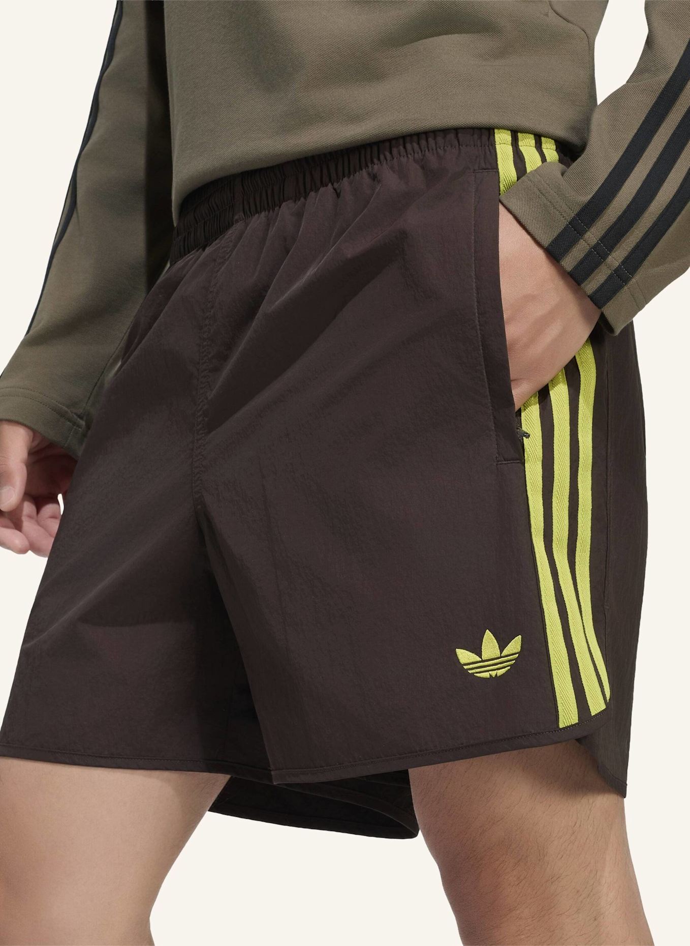 adidas Originals SPRINTER SHORTS: BRAUN/ NEONGRÜN