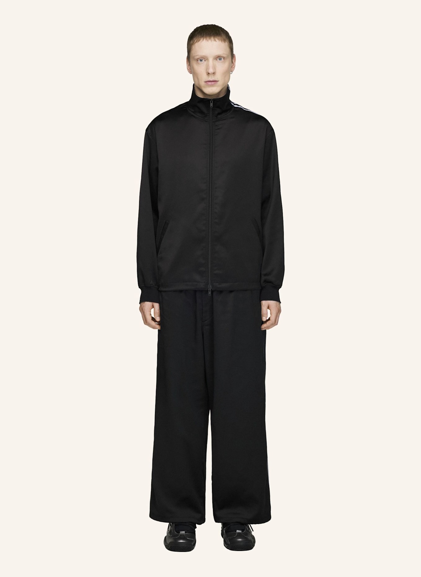 Y-3 Y-3 SATIN GRADIENT 3-STREIFEN TRAININGSJACKE: SCHWARZ