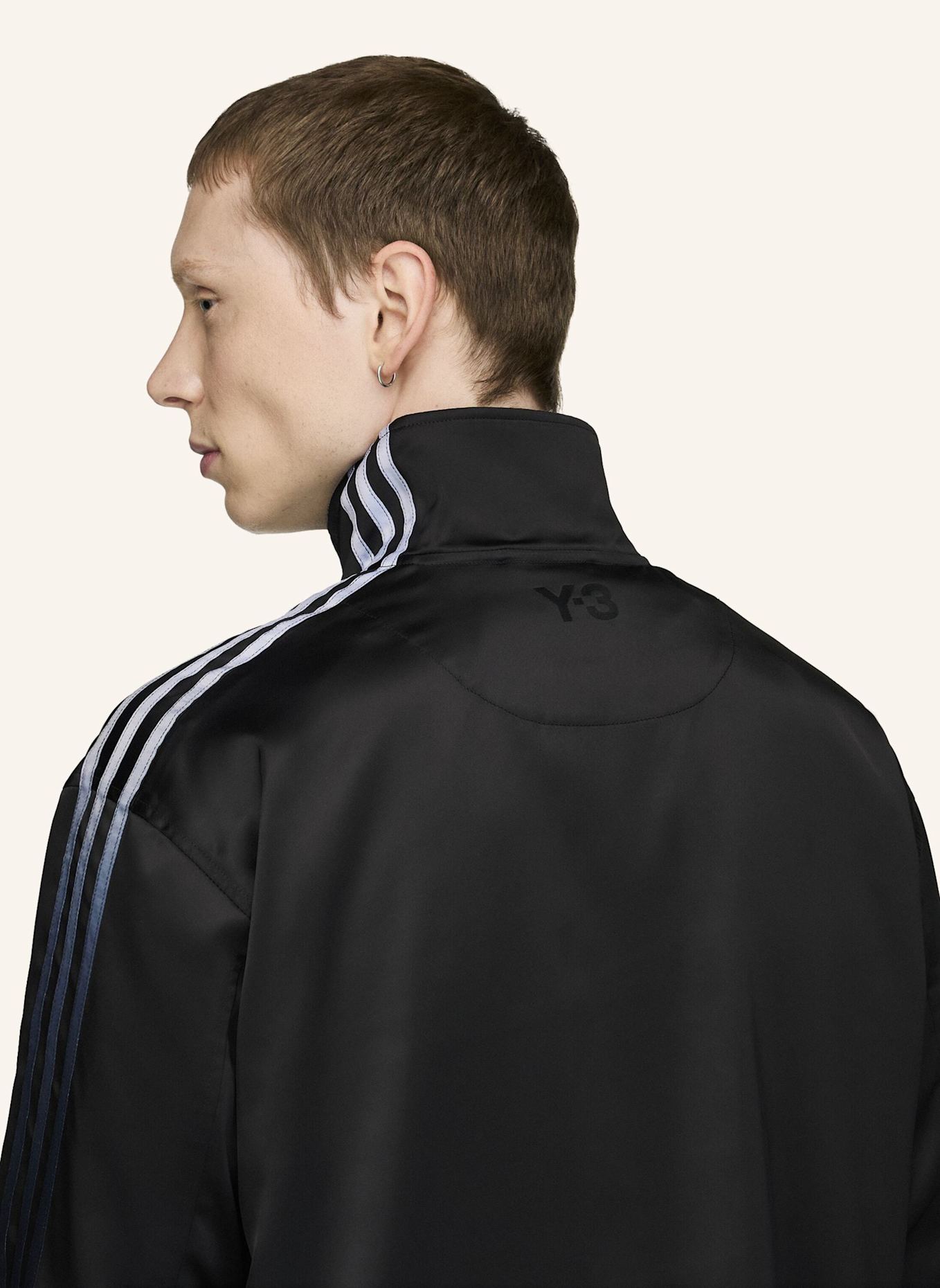 Y-3 Y-3 SATIN GRADIENT 3-STREIFEN TRAININGSJACKE: SCHWARZ