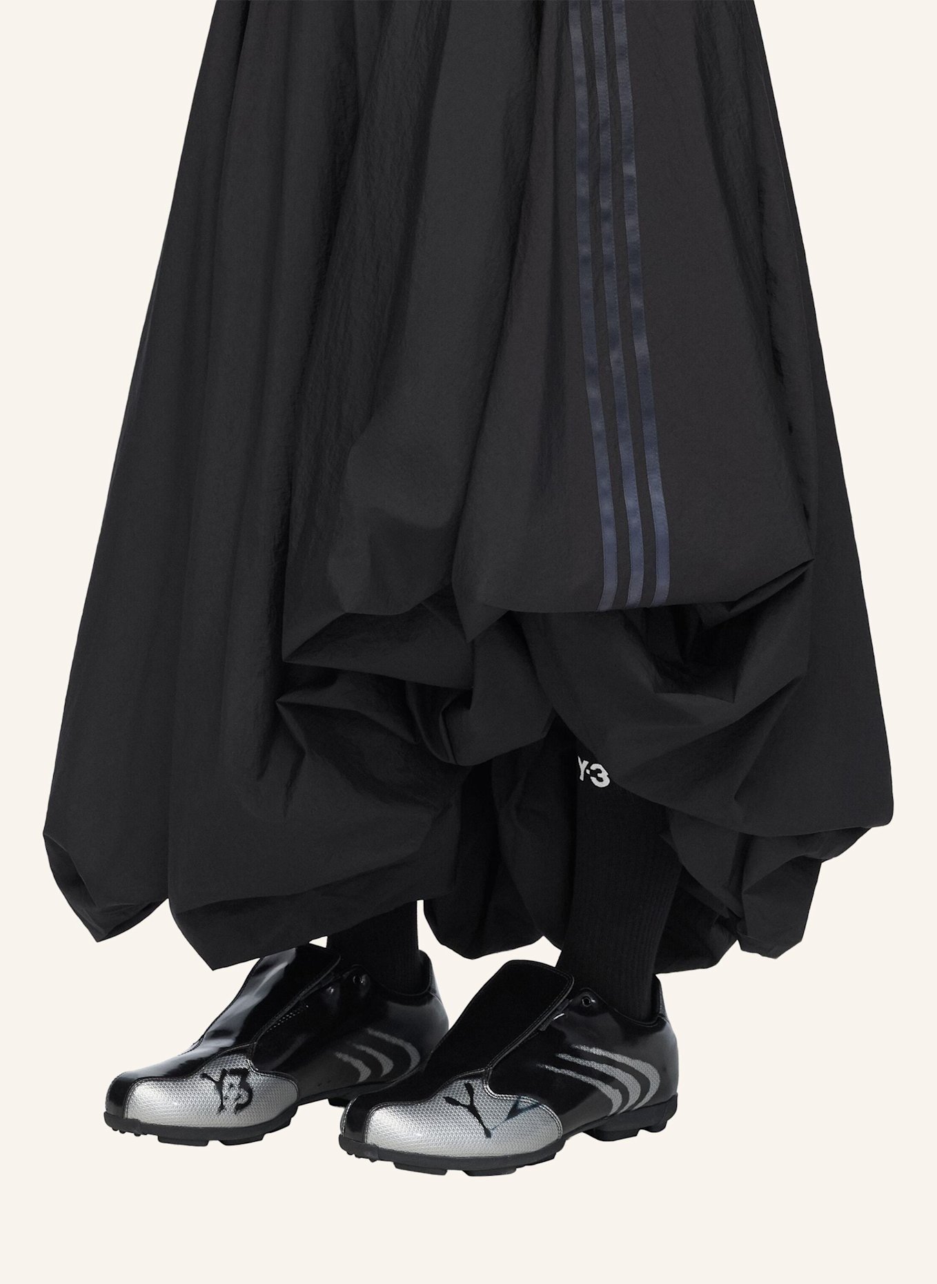 Y-3 Y-3 NYLON BALLONROCK, 3-STREIFEN, FARBVERLAUF: SCHWARZ