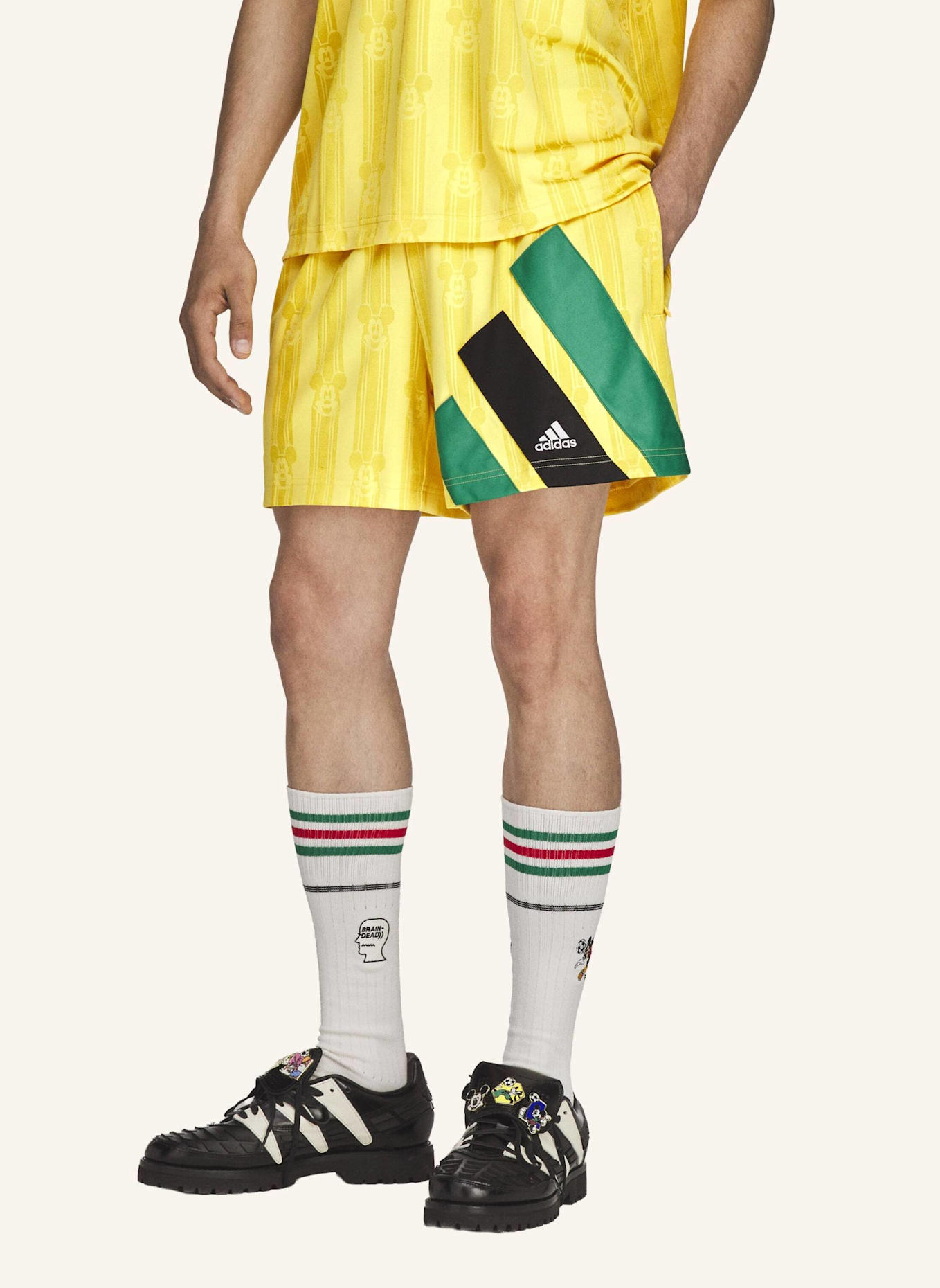 adidas Originals BRAIN DEAD DISNEY FUSSBALLSHORTS: GOLD