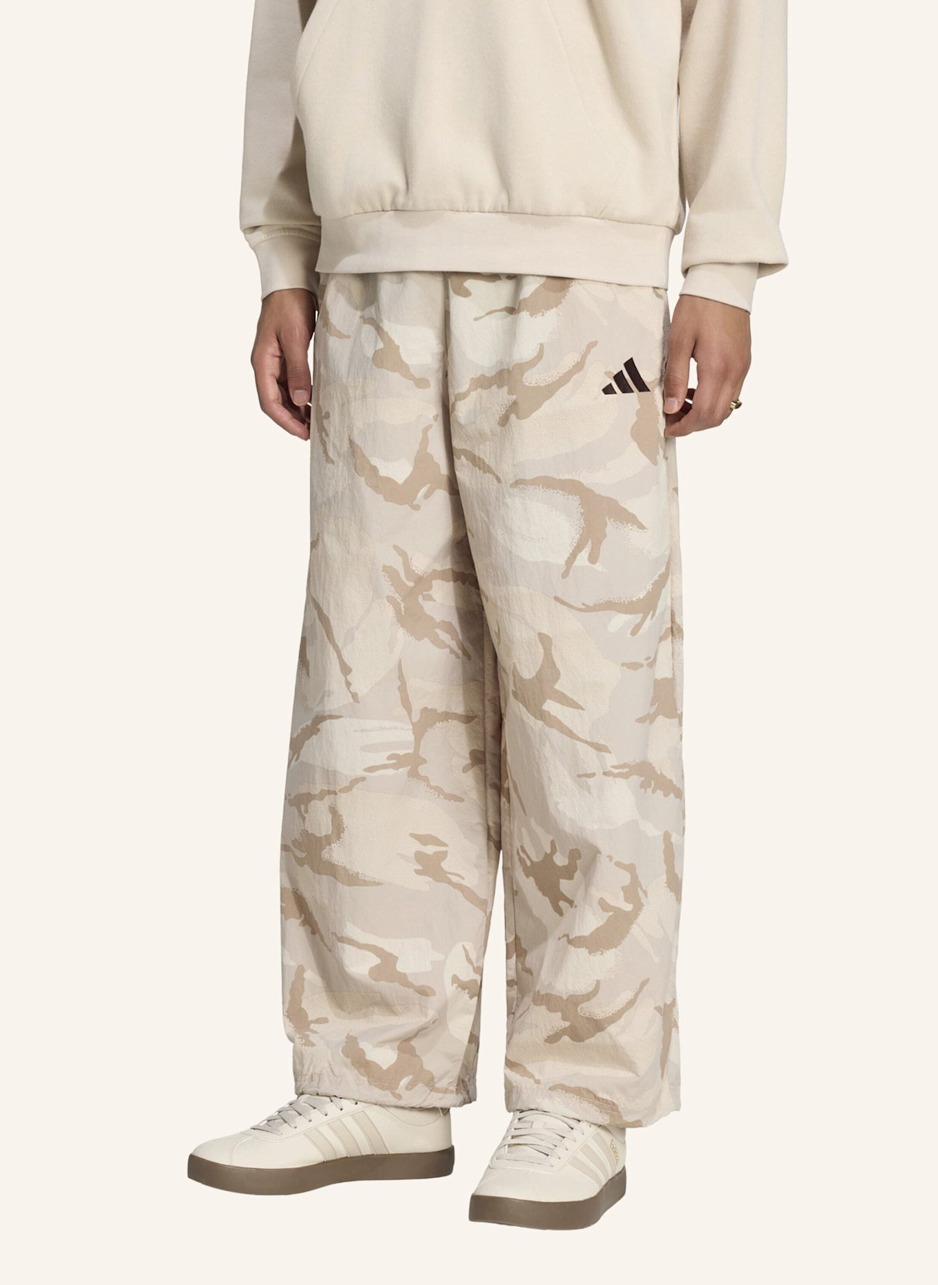 adidas SEASONAL ESSENTIALS PARACHUTE-HOSE, GEWEBT, CAMO: BRAUN/ BEIGE