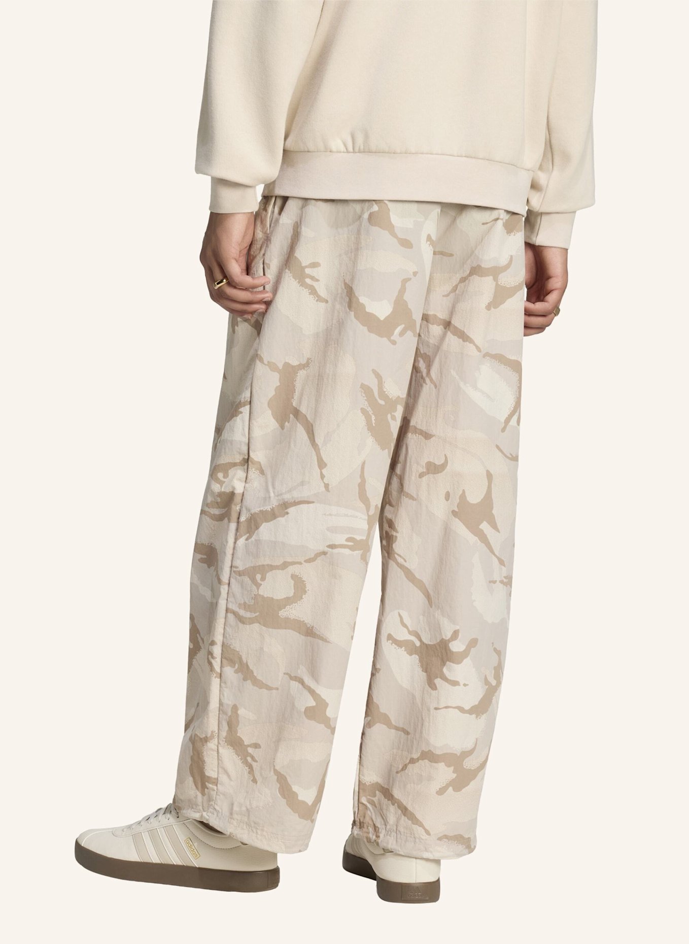 adidas SEASONAL ESSENTIALS PARACHUTE-HOSE, GEWEBT, CAMO: BRAUN/ BEIGE