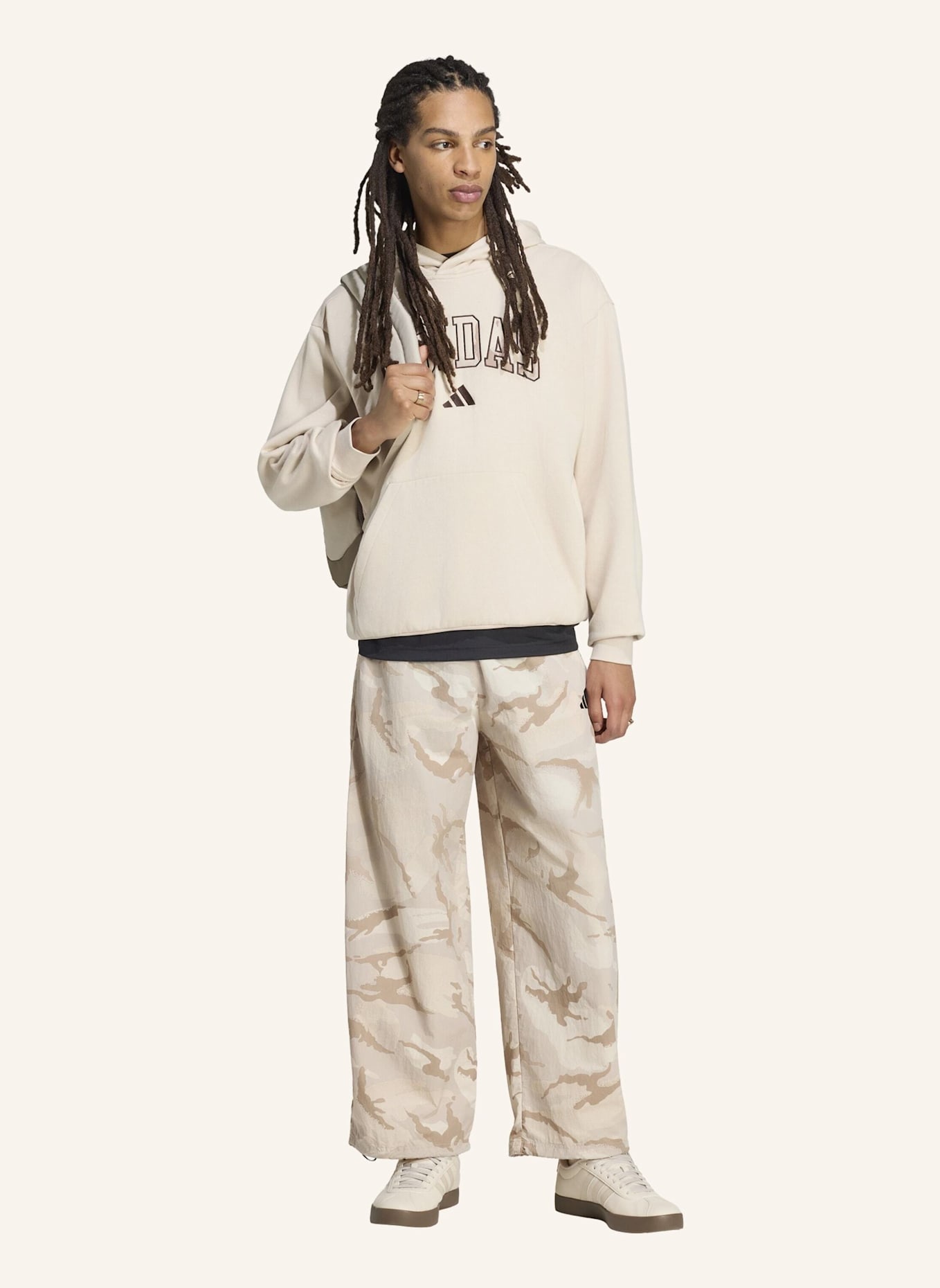 adidas SEASONAL ESSENTIALS PARACHUTE-HOSE, GEWEBT, CAMO: BRAUN/ BEIGE