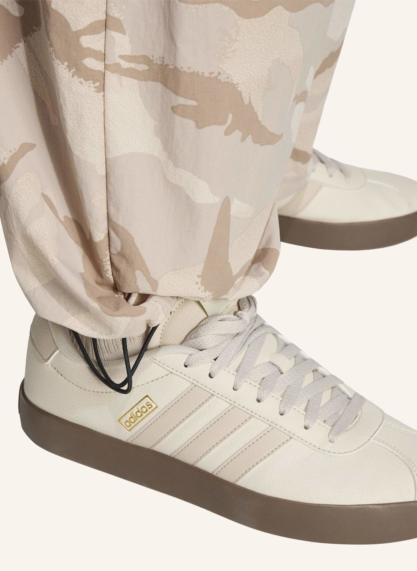 adidas SEASONAL ESSENTIALS PARACHUTE-HOSE, GEWEBT, CAMO: BRAUN/ BEIGE