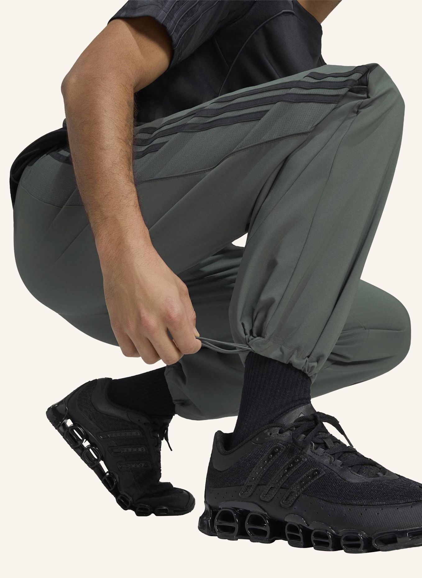 adidas Originals TEAMGEIST 26 TRAININGSHOSE: SCHWARZ