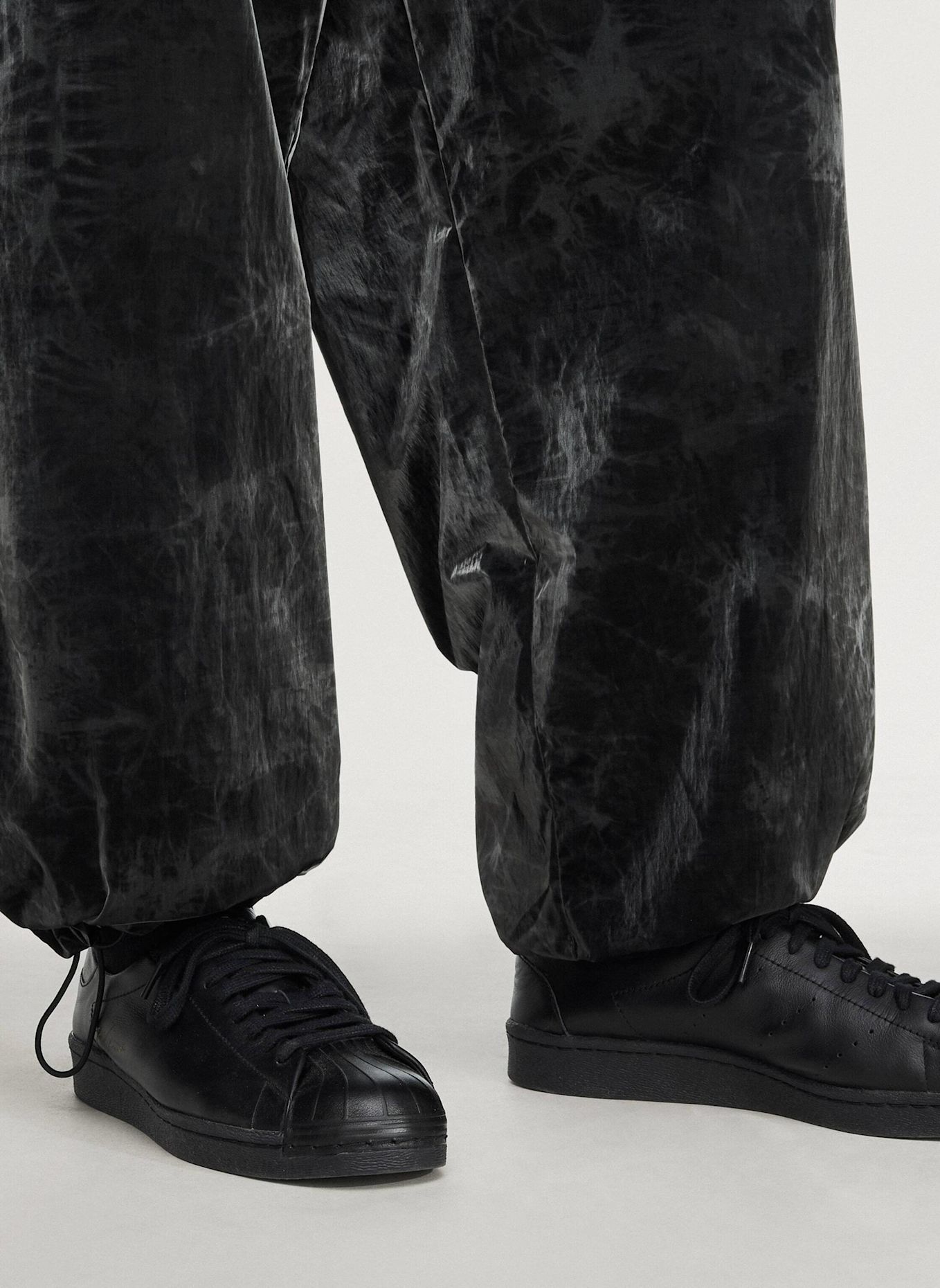 Y-3 Y-3 MARBLE NYLON HOSE, SCHMAL ZULAUFEND: SCHWARZ