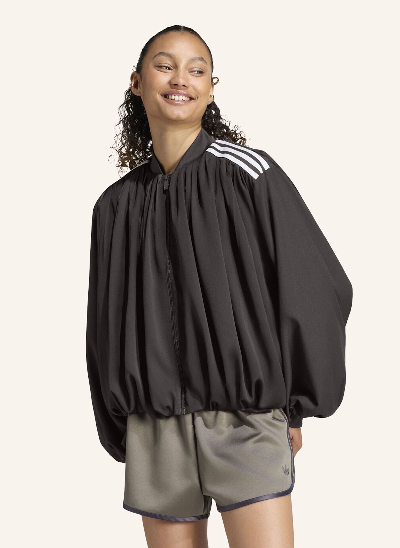 adidas Originals ORIGINALS JACKE, SATIN, PLISSIERT: BRAUN