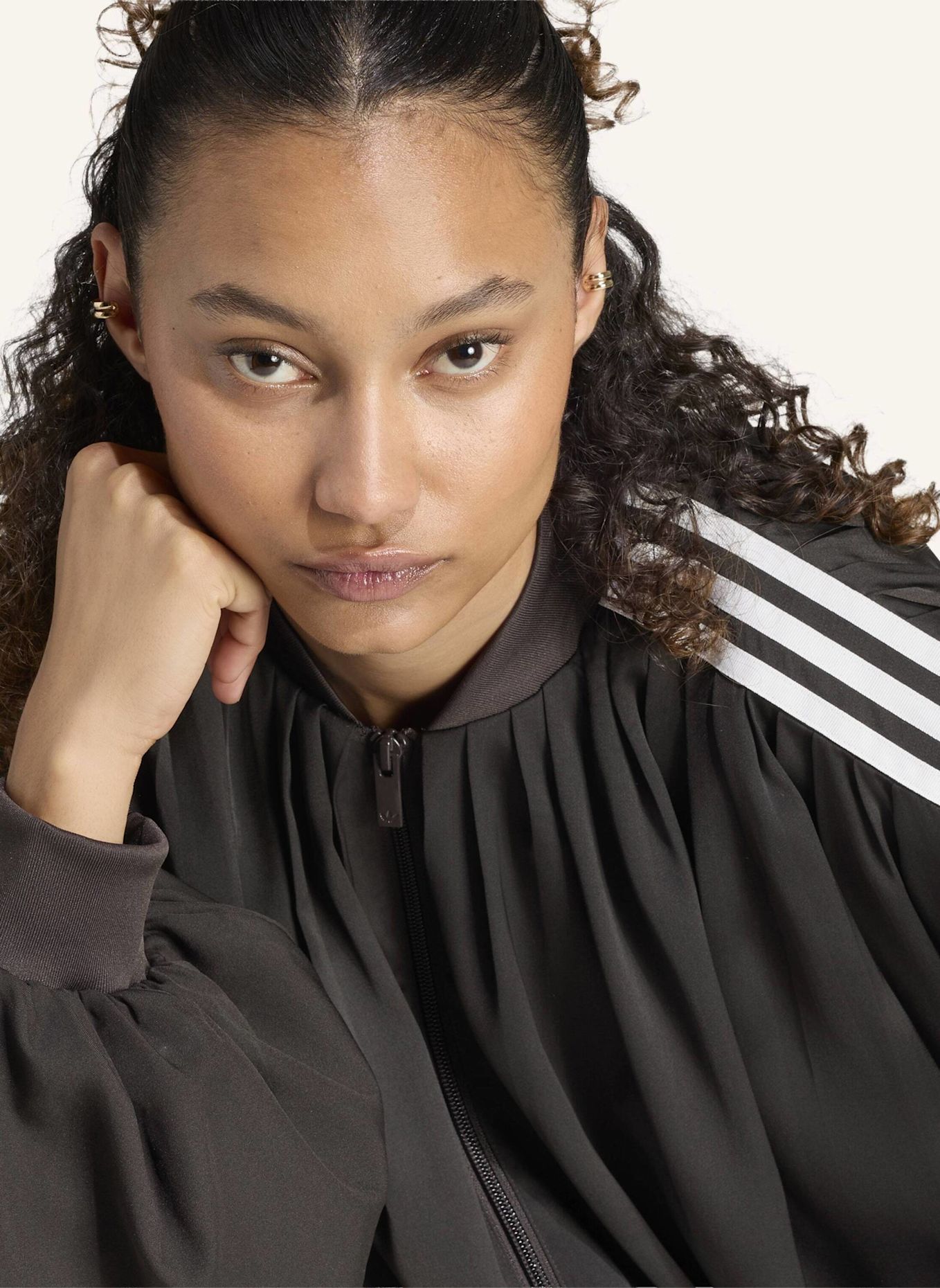 adidas Originals ORIGINALS JACKE, SATIN, PLISSIERT: BRAUN