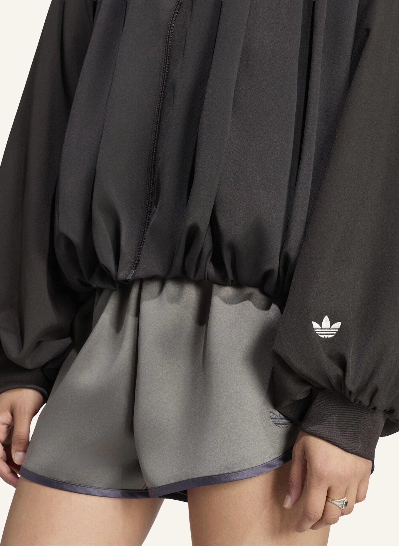 adidas Originals ORIGINALS JACKE, SATIN, PLISSIERT: BRAUN