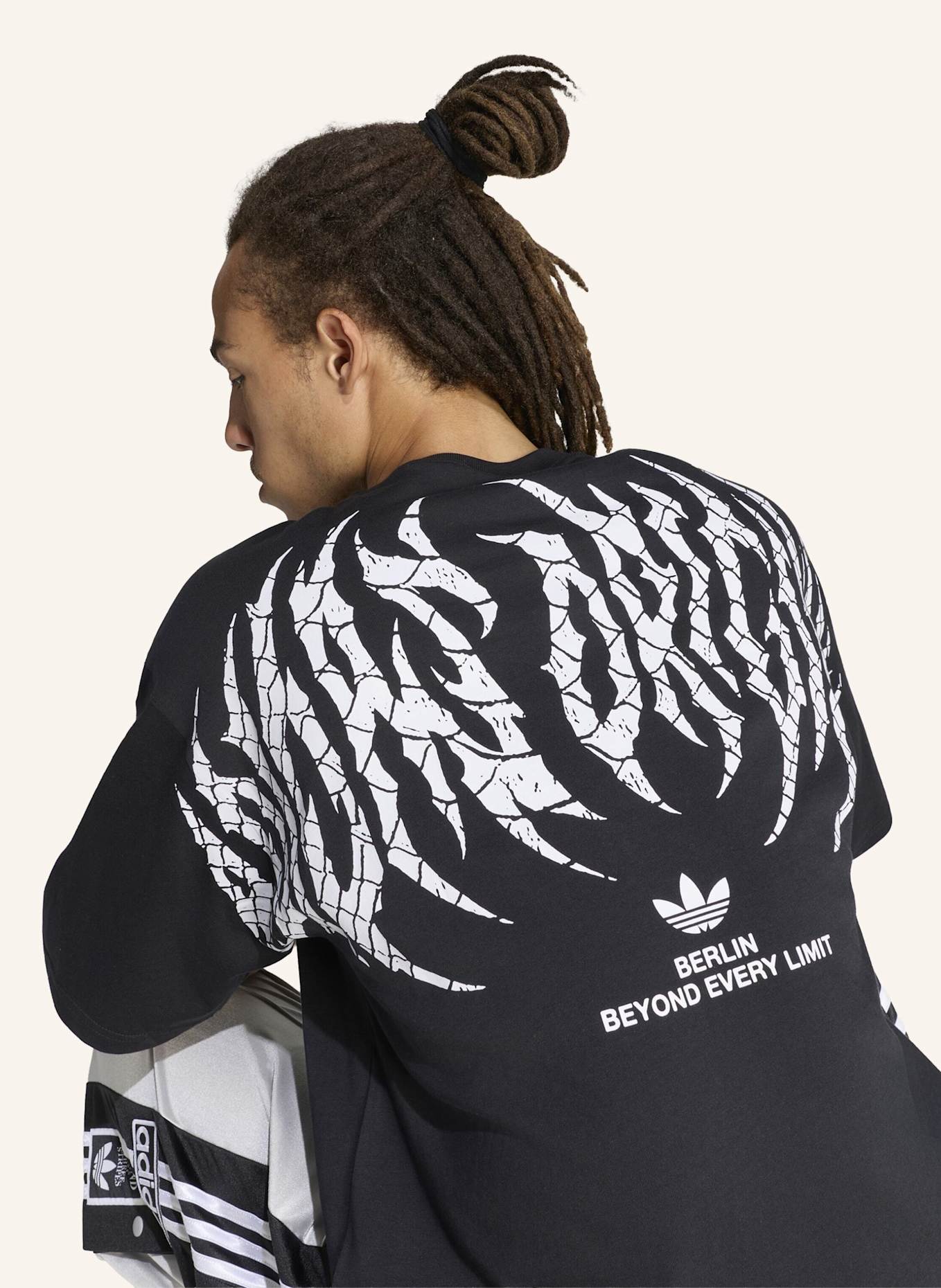 adidas Originals BERLIN GFX T-SHIRT: SCHWARZ