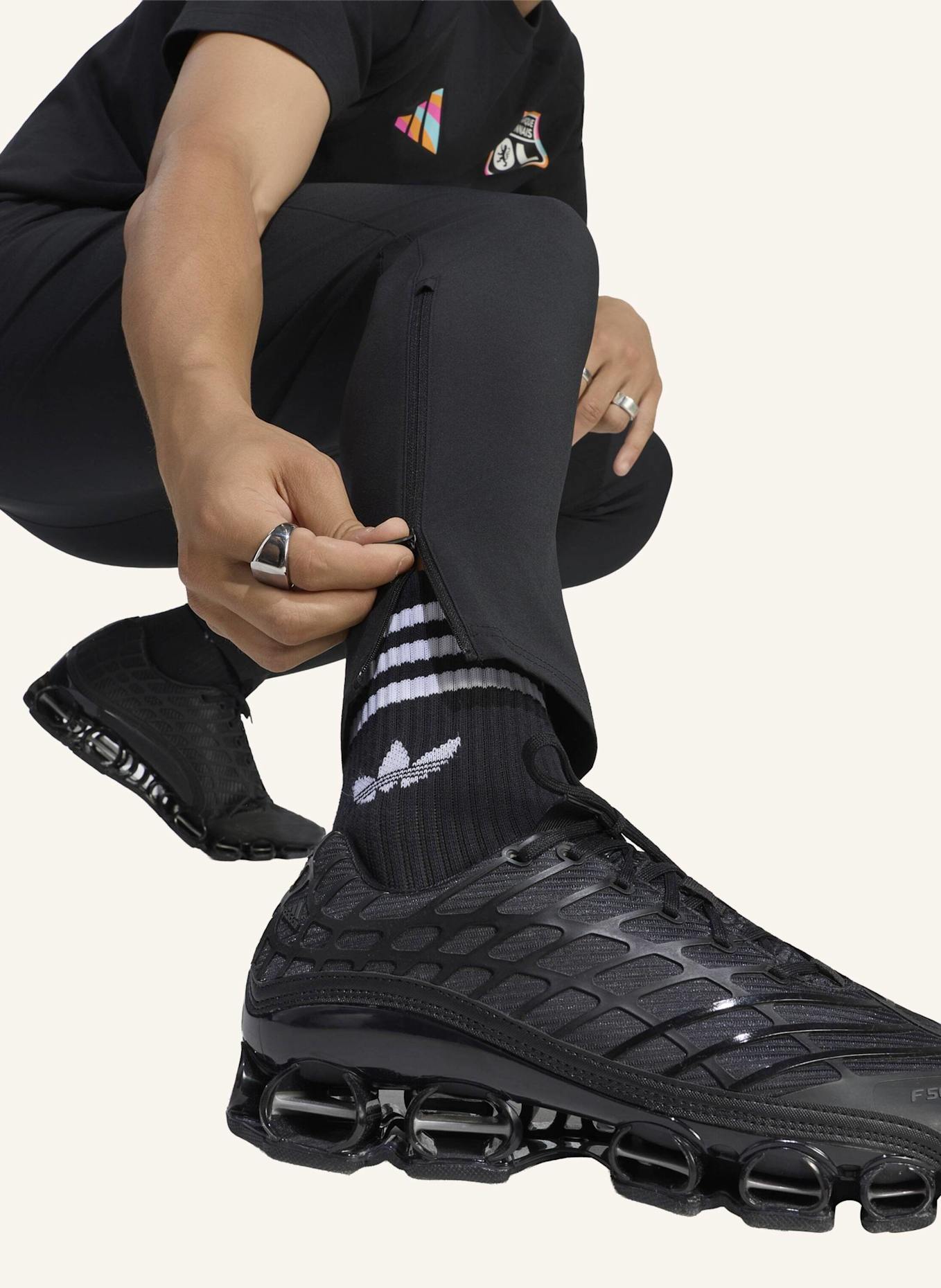 adidas OLYMPIQUE LYON TIRO REISEHOSE: SCHWARZ