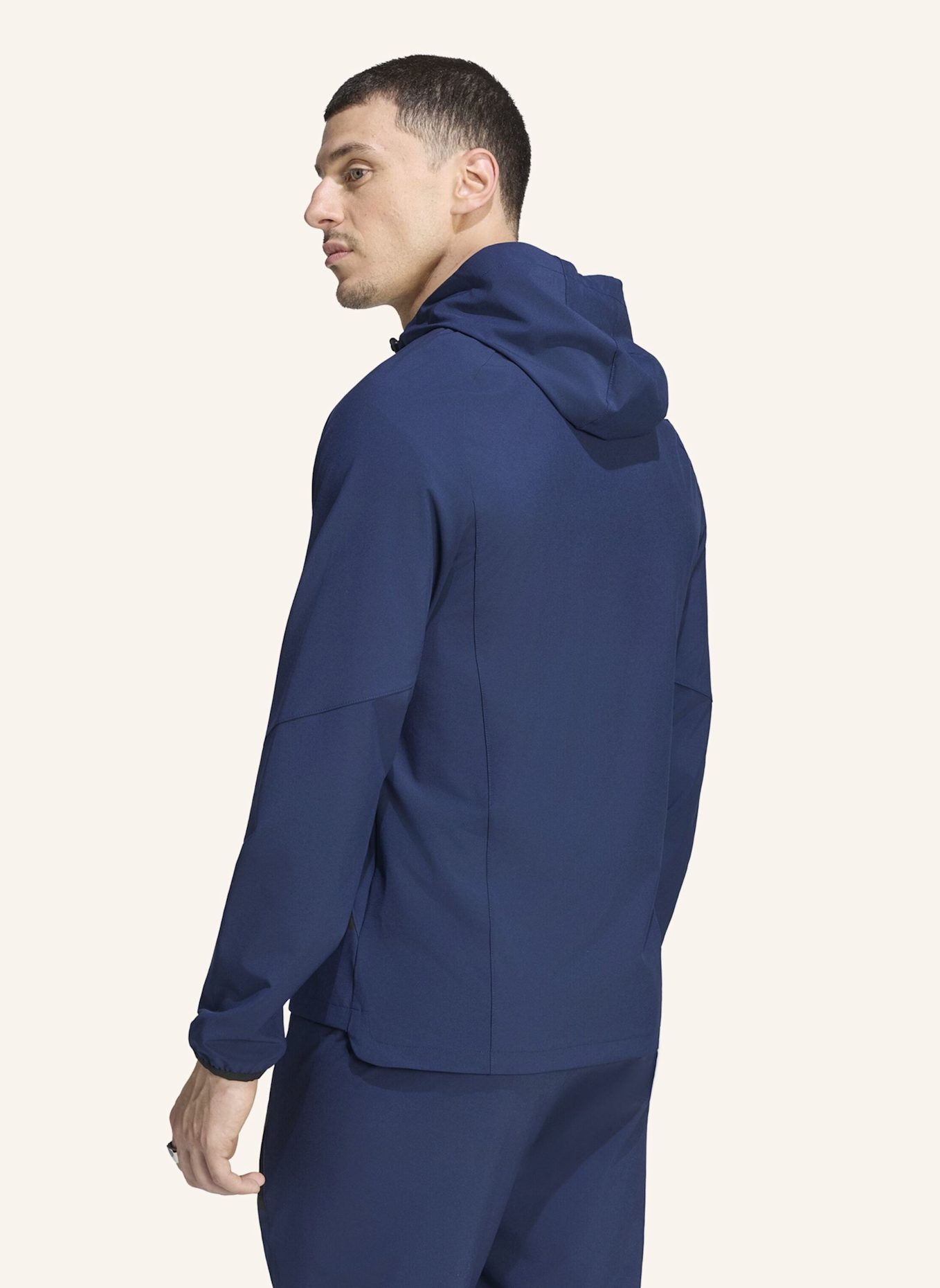 adidas FC BAYERN MÜNCHEN TIRO TRAVEL WINDBREAKER: BLAU/ ROT
