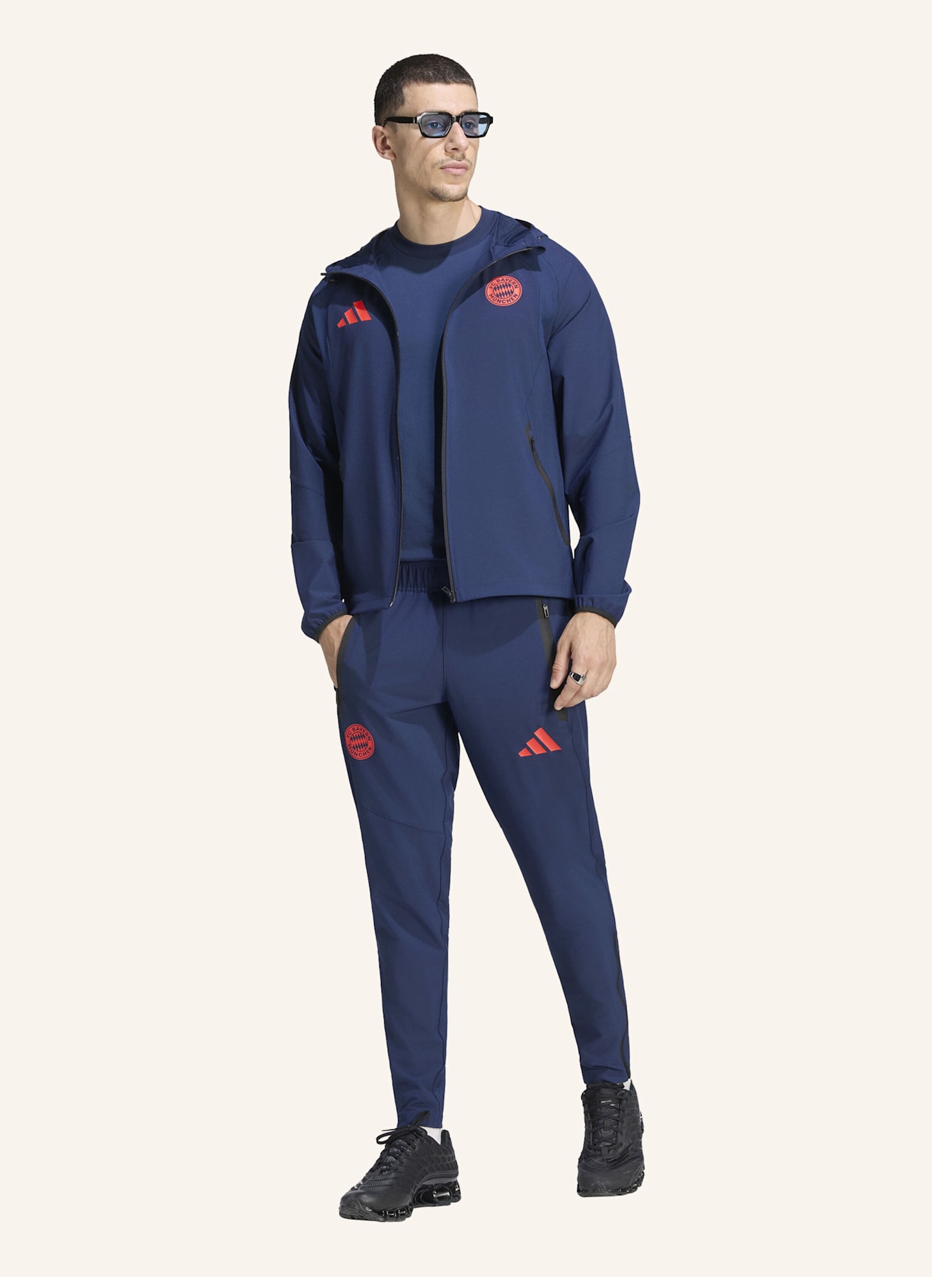 adidas FC BAYERN MÜNCHEN TIRO TRAVEL WINDBREAKER: BLAU/ ROT