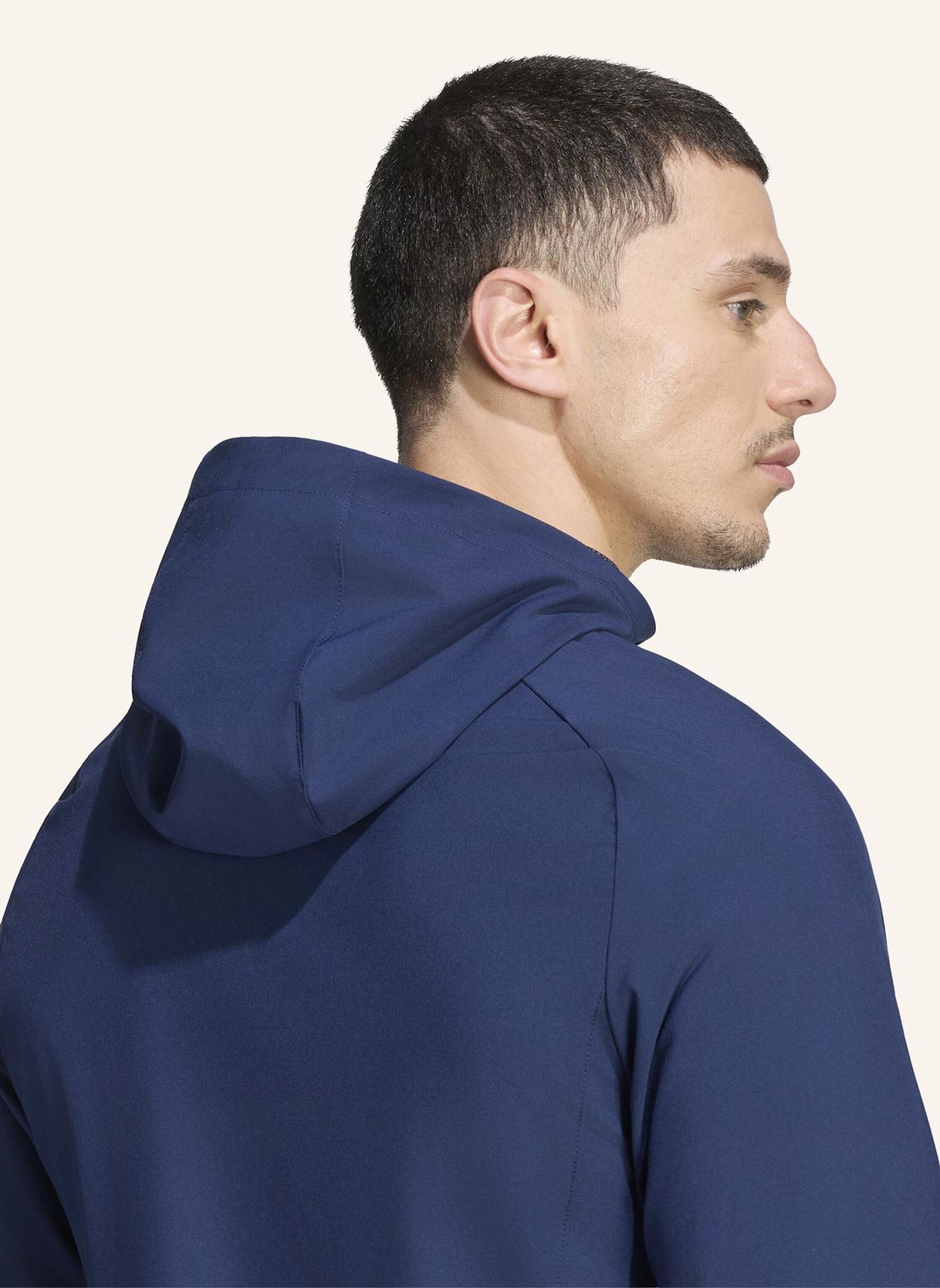 adidas FC BAYERN MÜNCHEN TIRO TRAVEL WINDBREAKER: BLAU/ ROT
