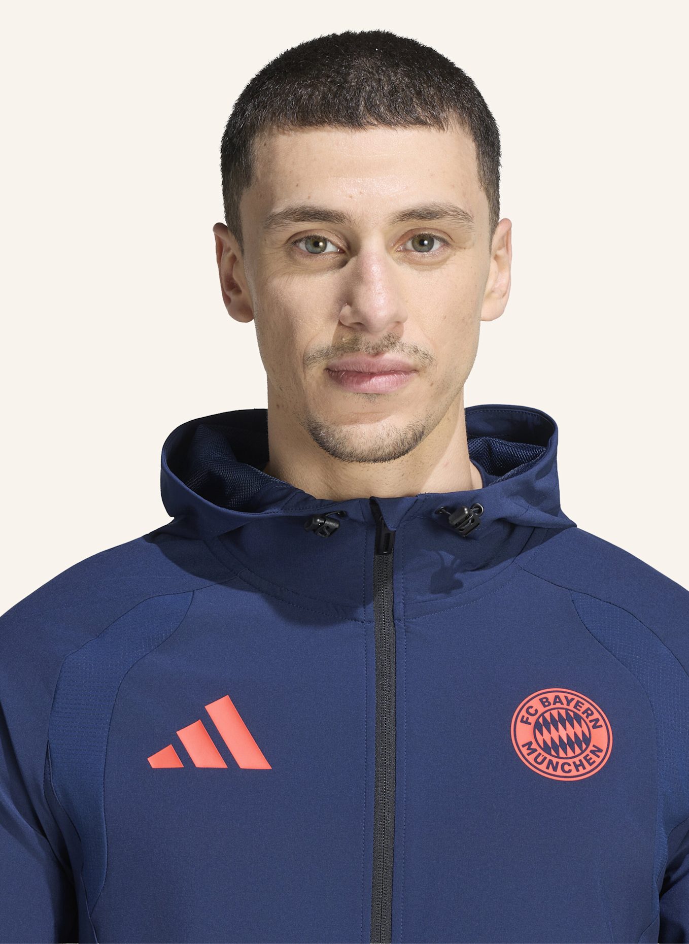 adidas FC BAYERN MÜNCHEN TIRO TRAVEL WINDBREAKER: BLAU/ ROT