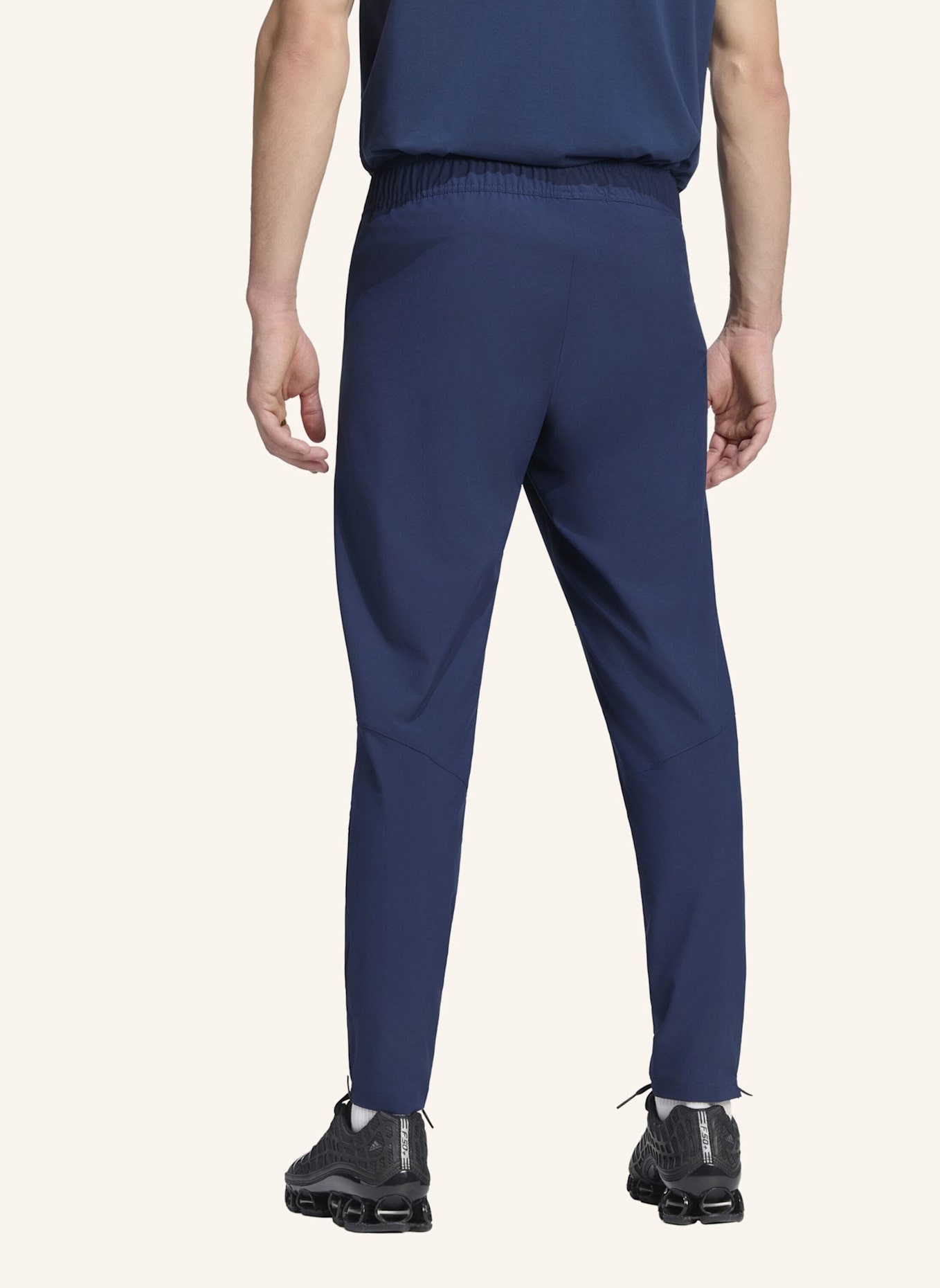 adidas FC BAYERN MÜNCHEN TIRO REISEHOSE: BLAU/ ROT
