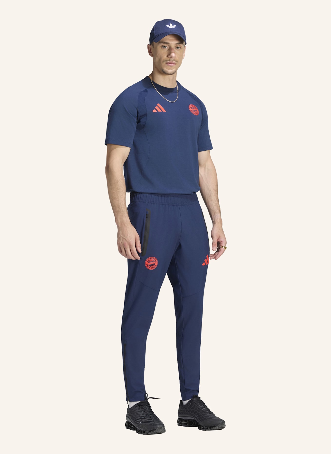 adidas FC BAYERN MÜNCHEN TIRO REISEHOSE: BLAU/ ROT