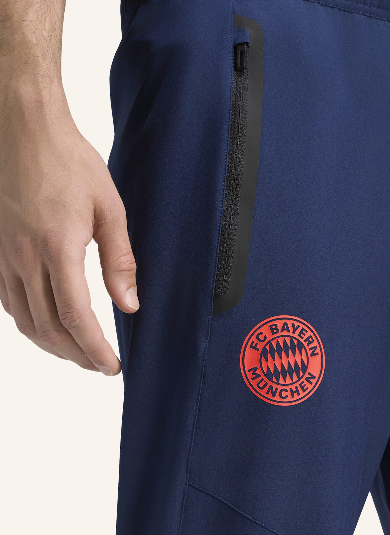 adidas FC BAYERN MÜNCHEN TIRO REISEHOSE: BLAU/ ROT
