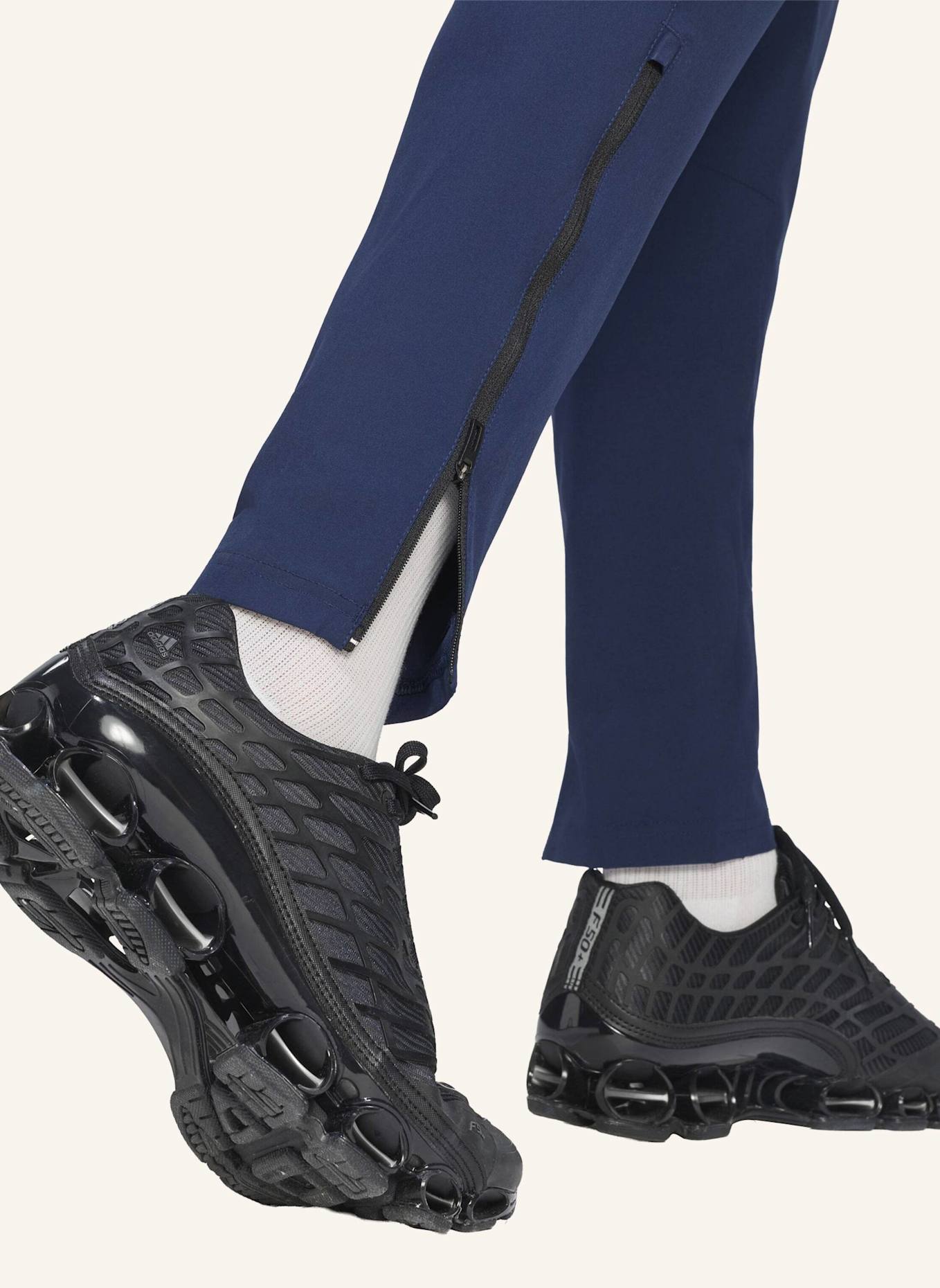 adidas FC BAYERN MÜNCHEN TIRO REISEHOSE: BLAU/ ROT