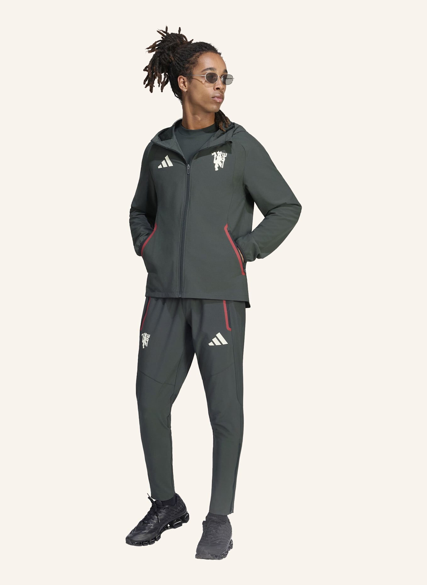 adidas MACHCHESTER UNITED TIRO TRAVEL WINDBREAKER, DURCHGEHENDER REISSVERSCHLUSS: GRÜN