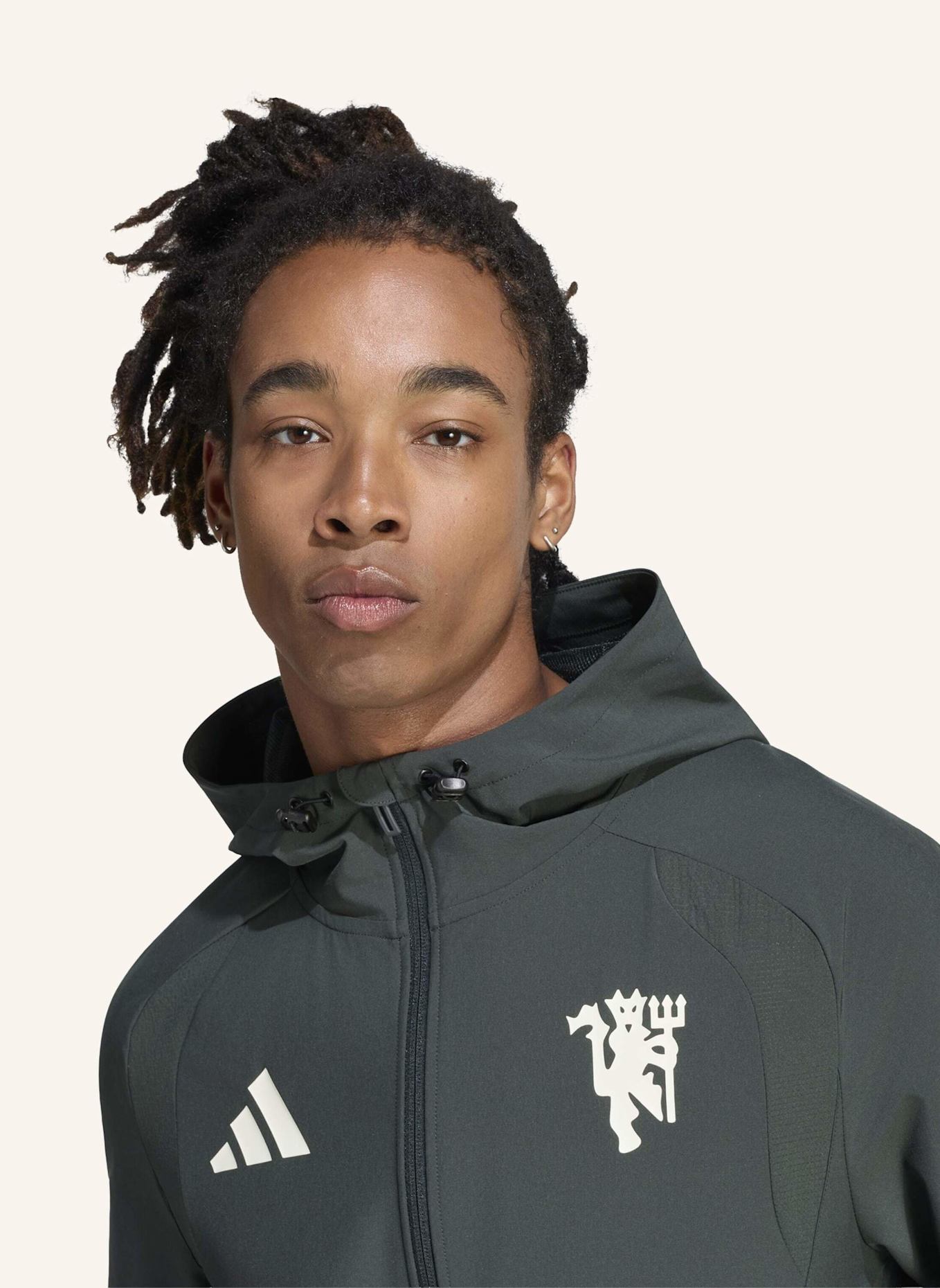 adidas MACHCHESTER UNITED TIRO TRAVEL WINDBREAKER, DURCHGEHENDER REISSVERSCHLUSS: GRÜN