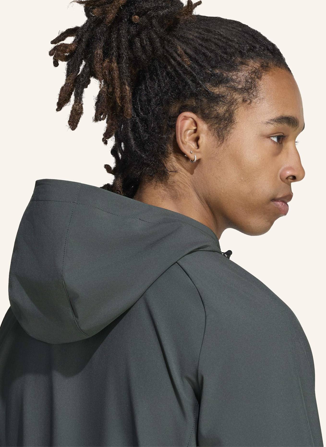 adidas MACHCHESTER UNITED TIRO TRAVEL WINDBREAKER, DURCHGEHENDER REISSVERSCHLUSS: GRÜN