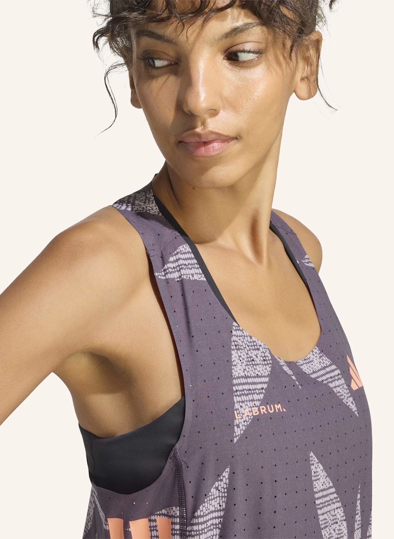 adidas ADIDAS RUNNING X LABRUM SINGLET: SCHWARZ / LILA