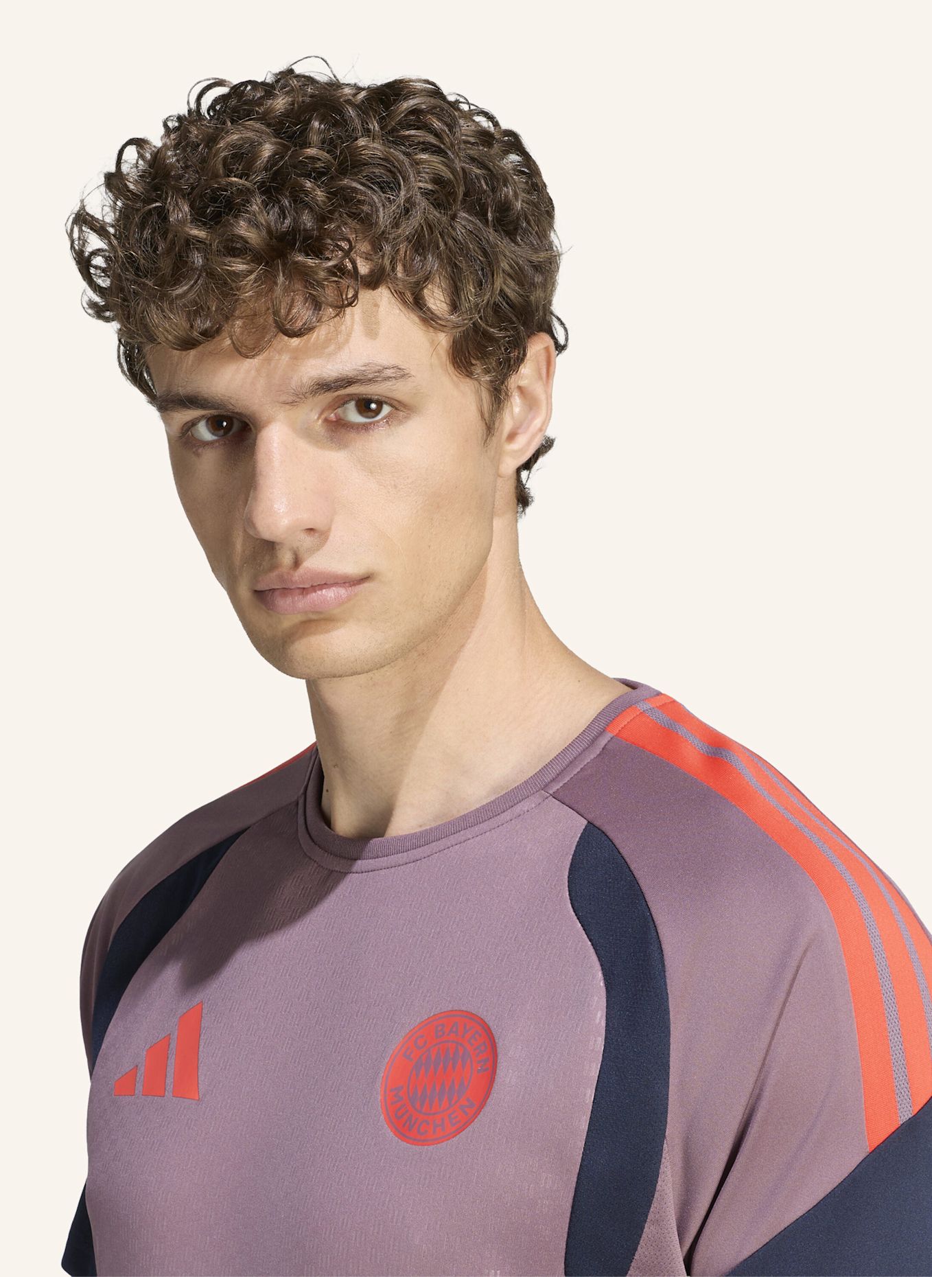 adidas FC BAYERN MÜNCHEN 26/27 CUP TRAININGSTRIKOT: BRAUN / BLAU