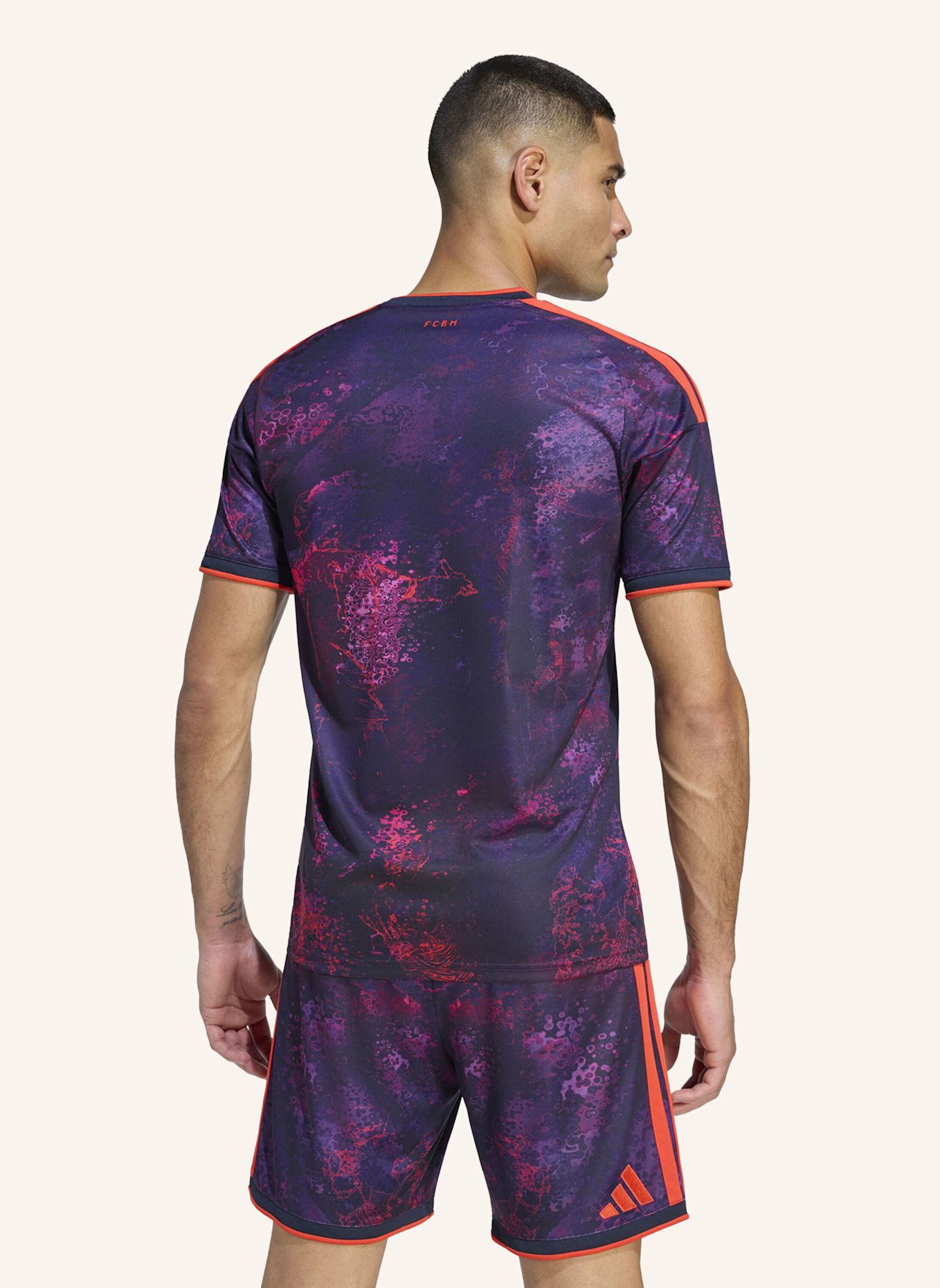 adidas FC BAYERN MÜNCHEN 26/27 AUSWEICHTRIKOT: NEONLILA / NEONROT / NEONROSA