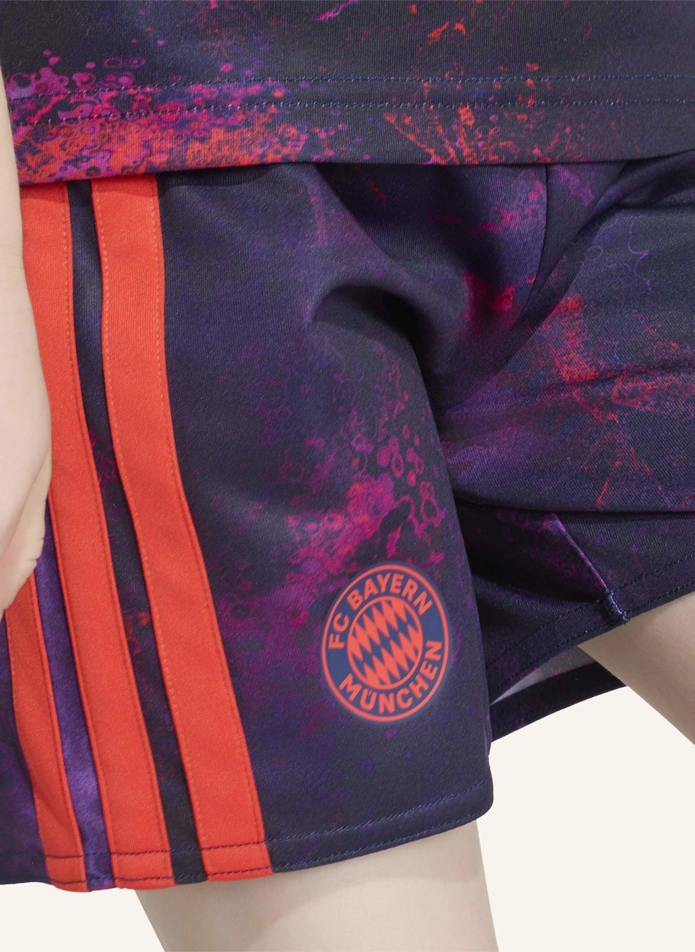 adidas FC BAYERN MÜNCHEN 26/27 KIDS AUSWEICHAUSRÜSTUNG: NEONLILA/ NEONROT/ NEONROSA/ NEONORANGE/ NEONBLAU/ NEONGRÜN/ NEONPINK/ NEONTÜRKIS/ NEONGELB